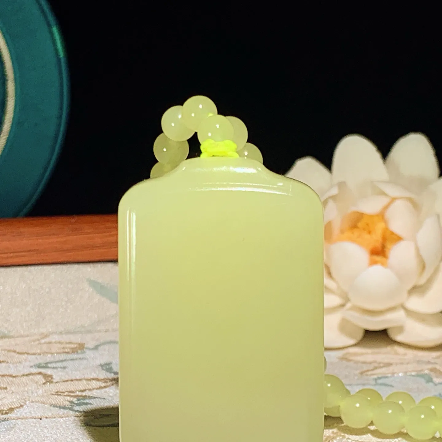 新疆和田玉若羌黄口料平安无事牌挂件。尺寸52/33/10重85.5克 玉质细腻油润 底色纯净 脂粉好，品质好。lt260112