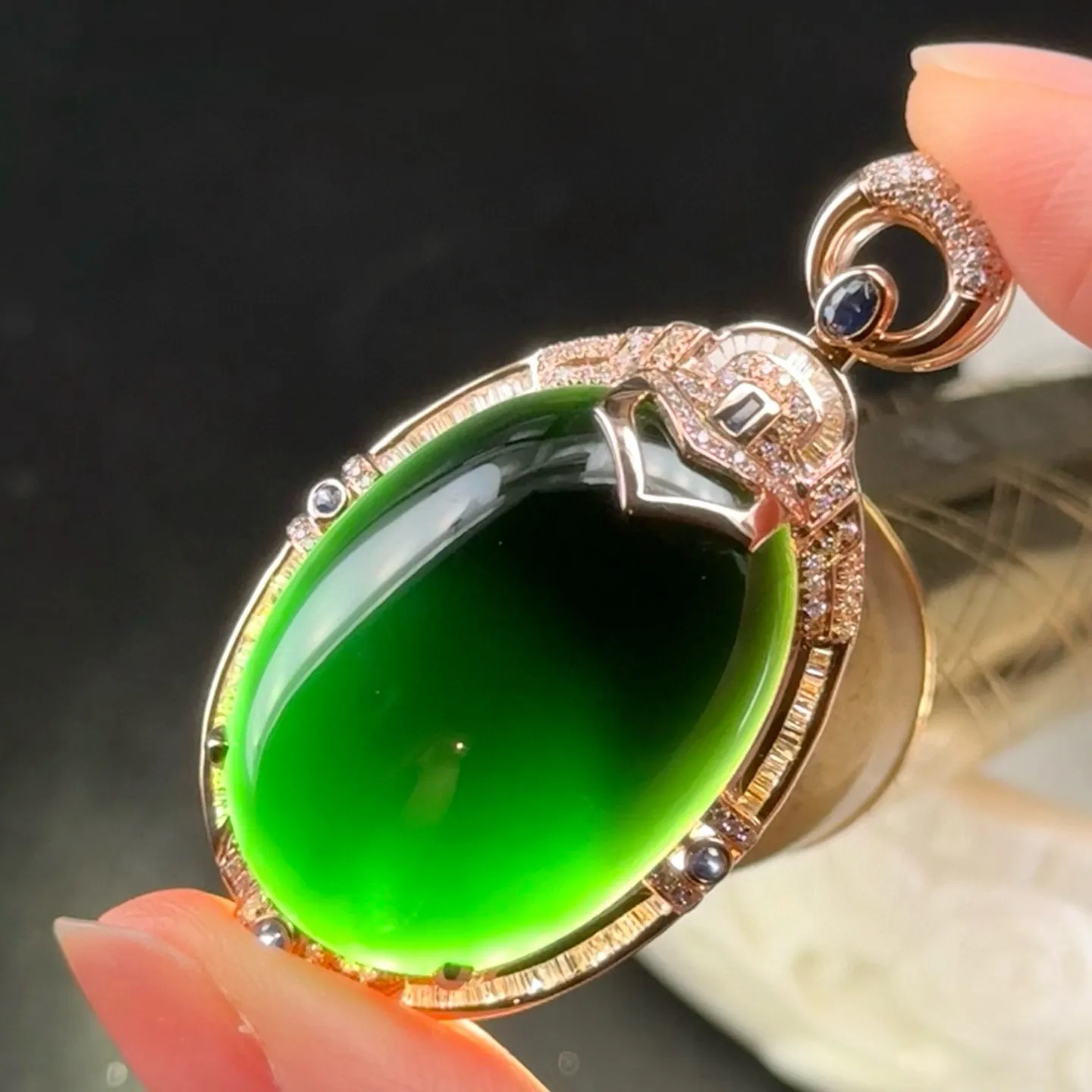 18k墨翠蛋面吊坠 种好色正 黑度极好 打灯通透 油性十足 尺寸47.3