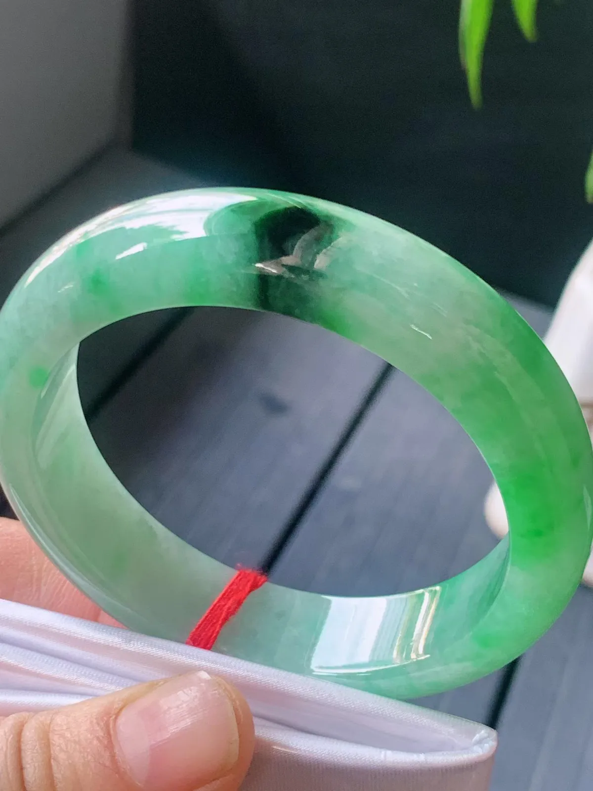 【翡翠名称】老坑种绿飘花55.3正圈口手镯
【翡翠尺寸】55.3/13.8/8.7mm适合54-56.5正圈口佩戴
【翡翠描述】宝贝种老水足，玉质细腻，色泽靓丽，性价比高，佩戴效果好！
【其它赠送】权威证书/精美挂绳/盒子/支持全国复检/七天无理由退换货(买家只须付来回邮费即可）