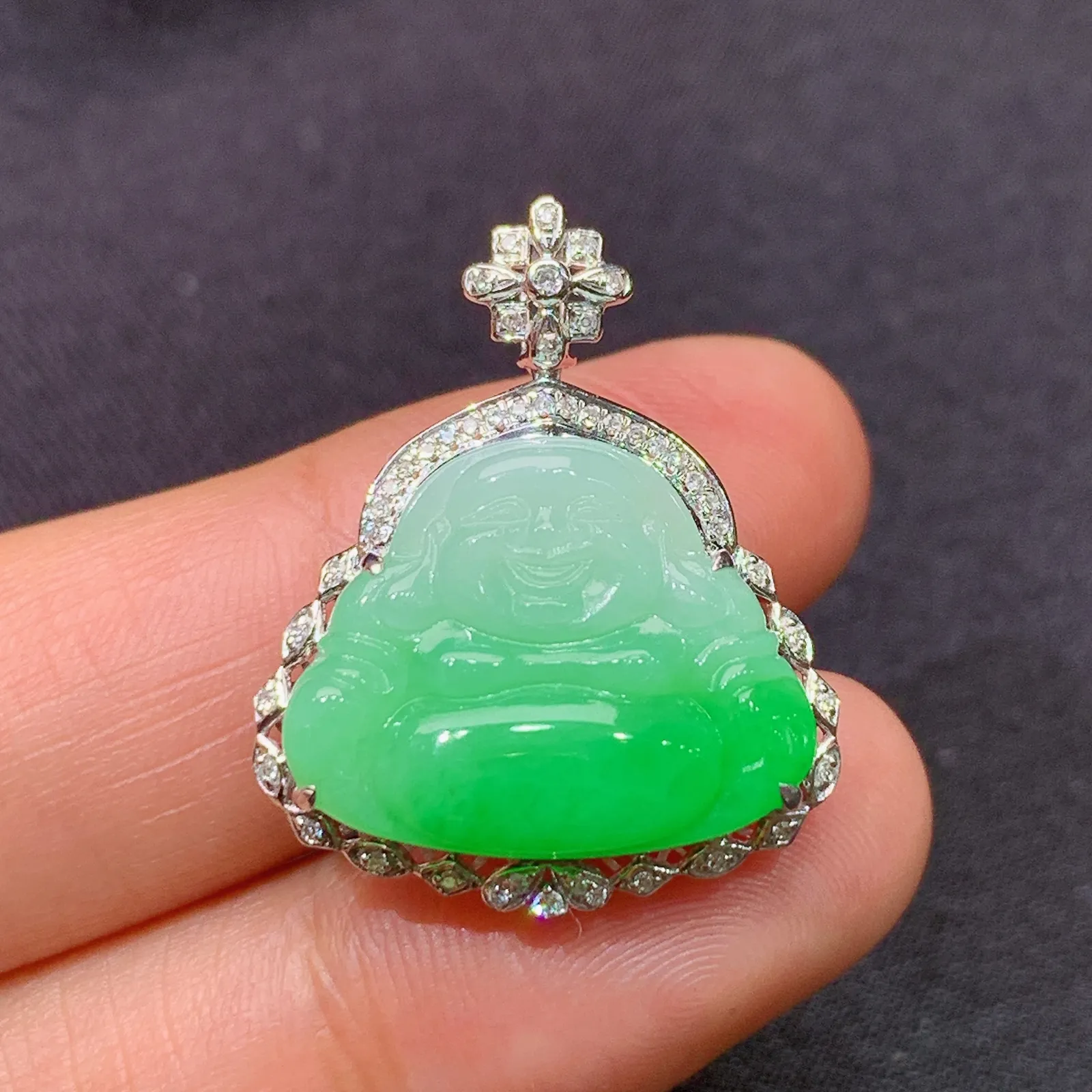 飘绿笑佛吊坠，18k金镶嵌，冰润色阳，品相好，种水足，Fj 尺寸25.9*21.1*8.5