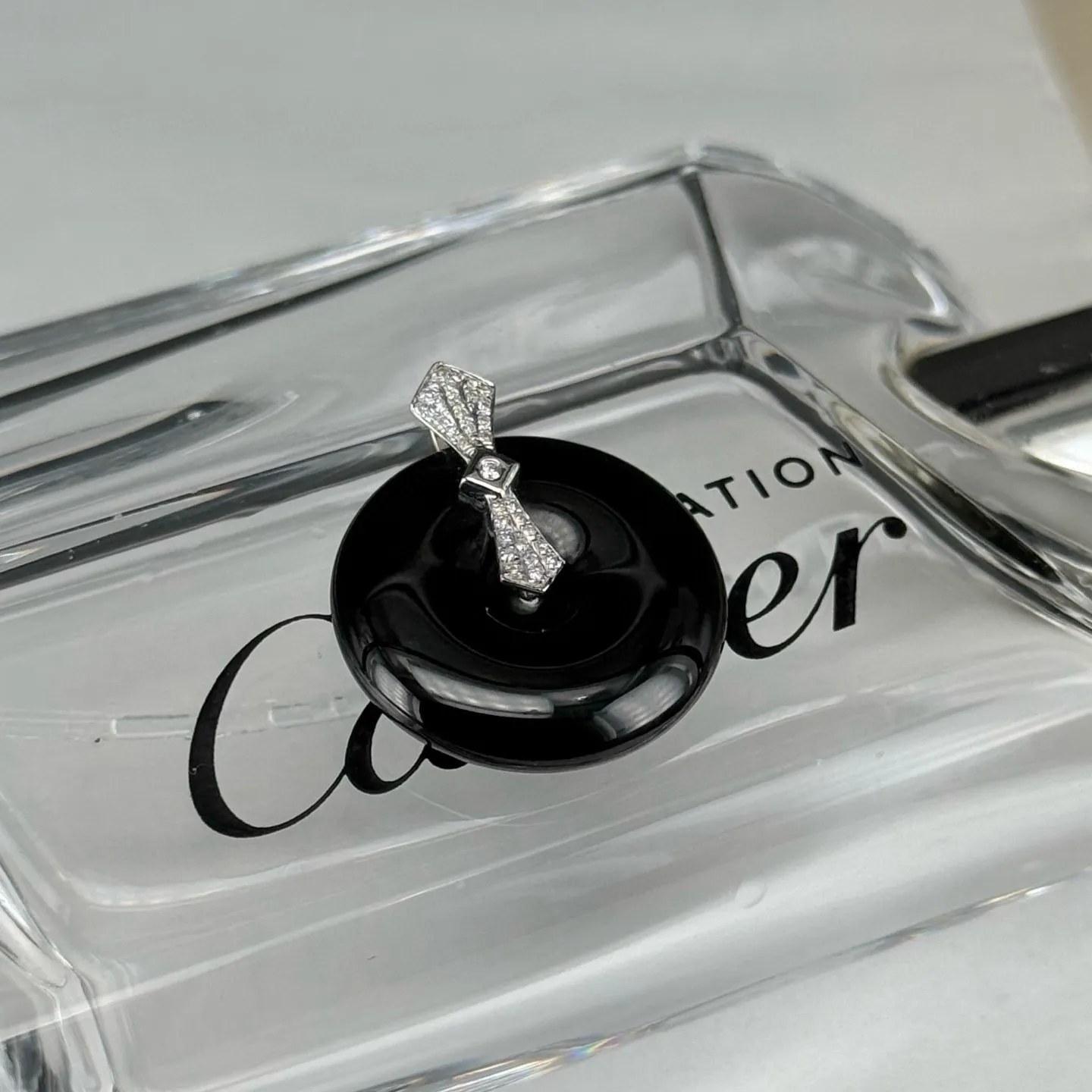 精品18k墨翠平安扣吊坠 种好色正 黑度极好 打灯通透 油性十足  尺寸25.1