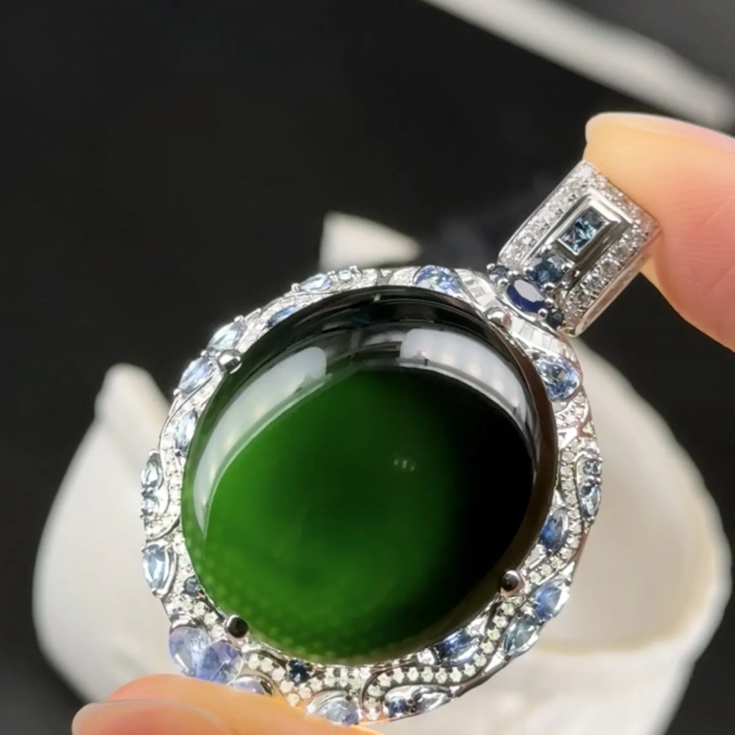 精品豪镶墨翠蛋面吊坠 种好色正 黑度极好 打灯通透 油性十足 尺寸42