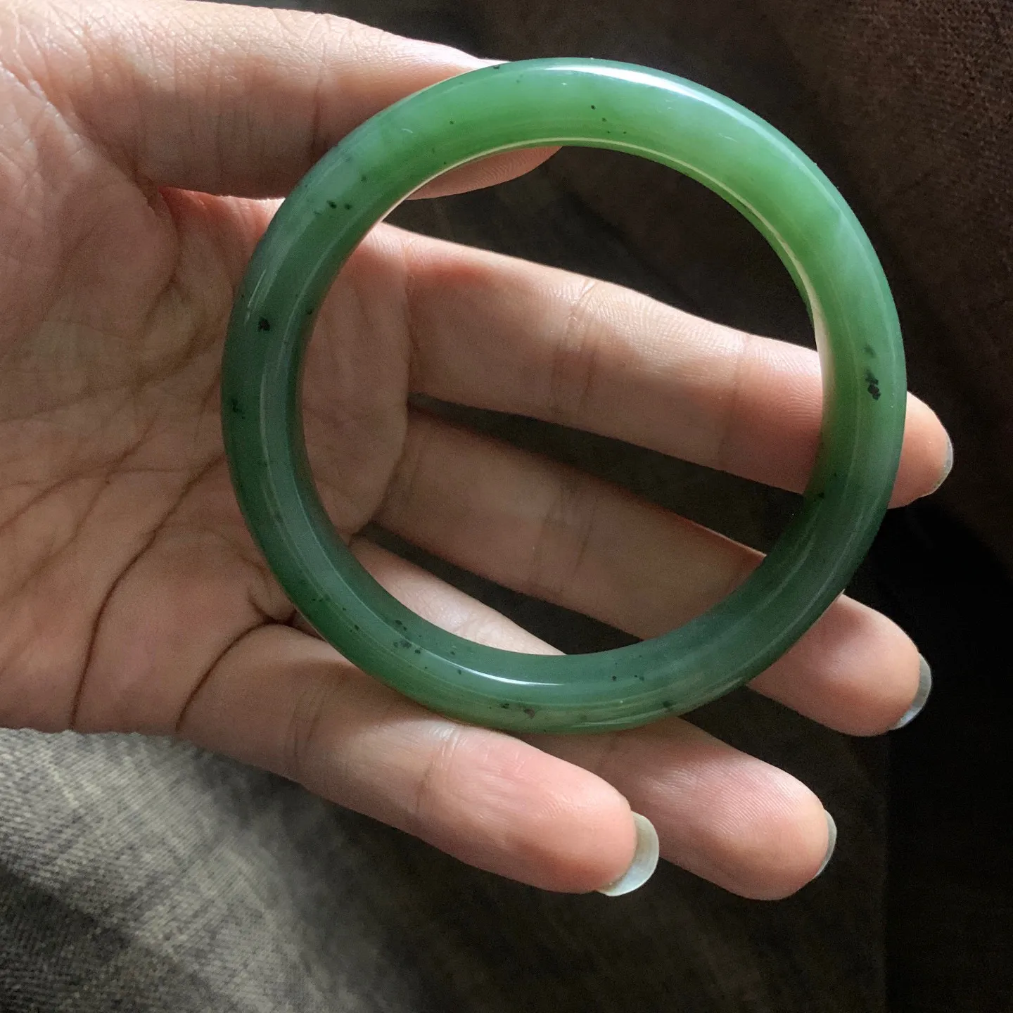 和田玉碧玉61.3圈口菠菜绿手镯【挽间柔情】，镯型古朴典雅。在诗情画意的雨巷相遇，你是我腕间的一抹风情，有你眸有深情.清风荡漾湖间静水，我愿俯身低眉，在烟波涟漪处寻