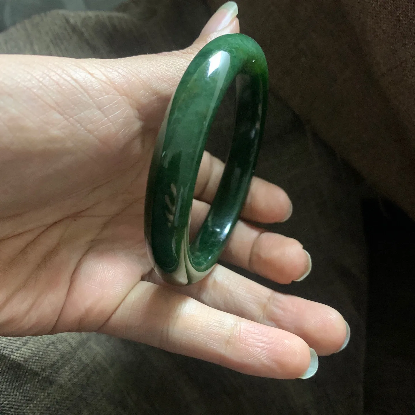 和田玉碧玉62.2圈口菠菜绿宽版手镯【挽间柔情】，镯型古朴典雅。在诗情画意的雨巷相遇，你是我腕间的一