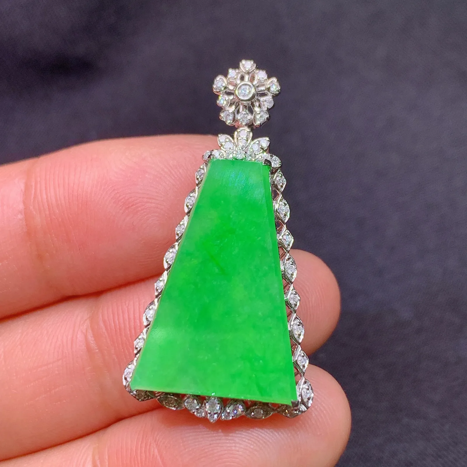 阳绿无事牌吊坠，18k金镶嵌，冰润色阳，种老水足，Fj 尺寸33.2*17.1*7.1