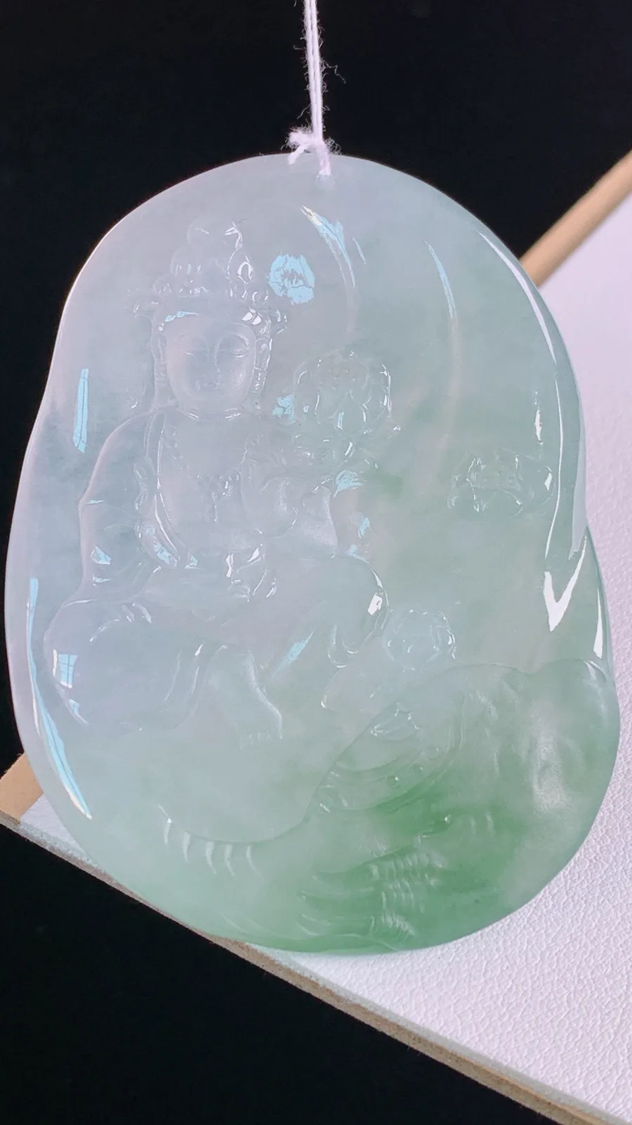 冰飘花普贤菩萨
清透细腻，花色灵动，完美
尺寸:67.0-50.3-6.5mm