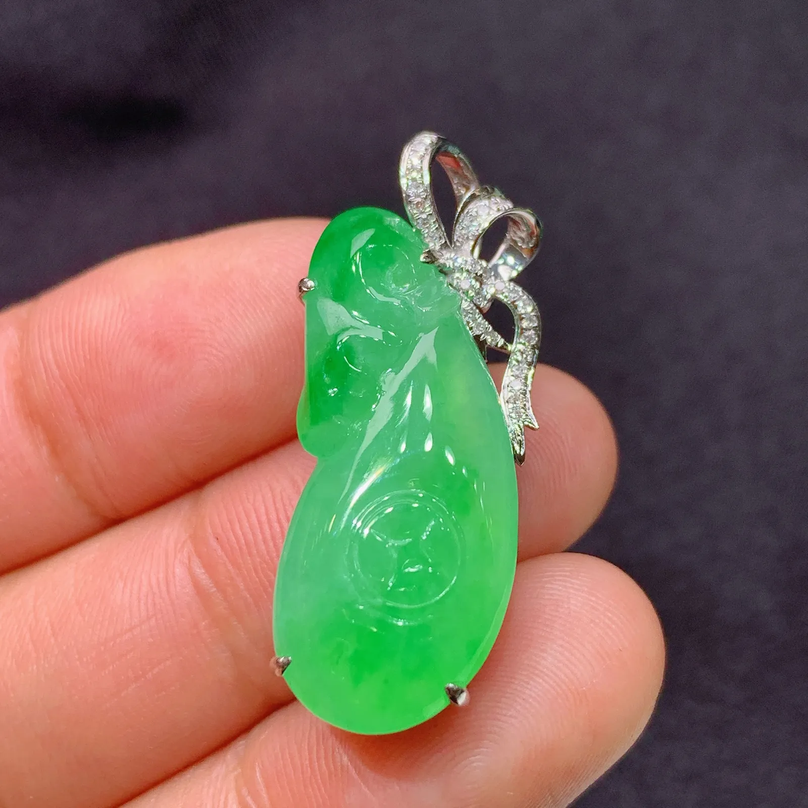 阳绿福袋吊坠，钱袋，18k金镶嵌，冰润色阳，玉质细腻，种水足，Fj 尺寸31.8*12.7*8.3