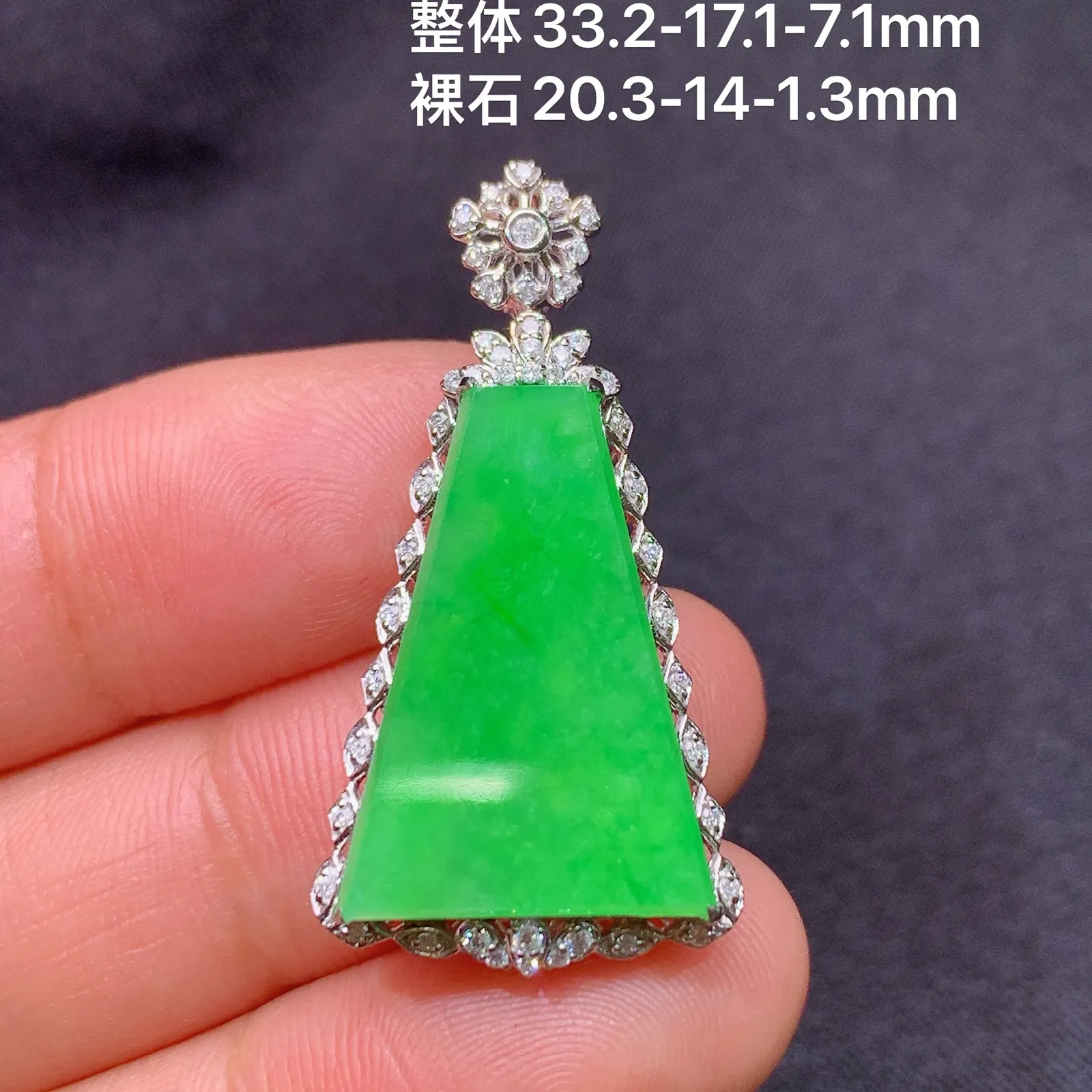 阳绿无事牌吊坠，18k金镶嵌，冰润色阳，种老水足，Fj 尺寸33.2*17.1*7.1