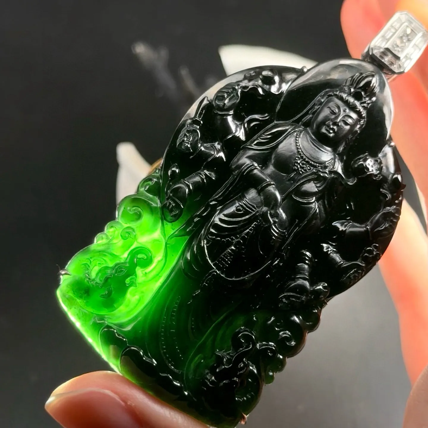 精品18k墨翠千手观音 种好色正 黑度极好打灯通透 油性十足 尺寸78.9