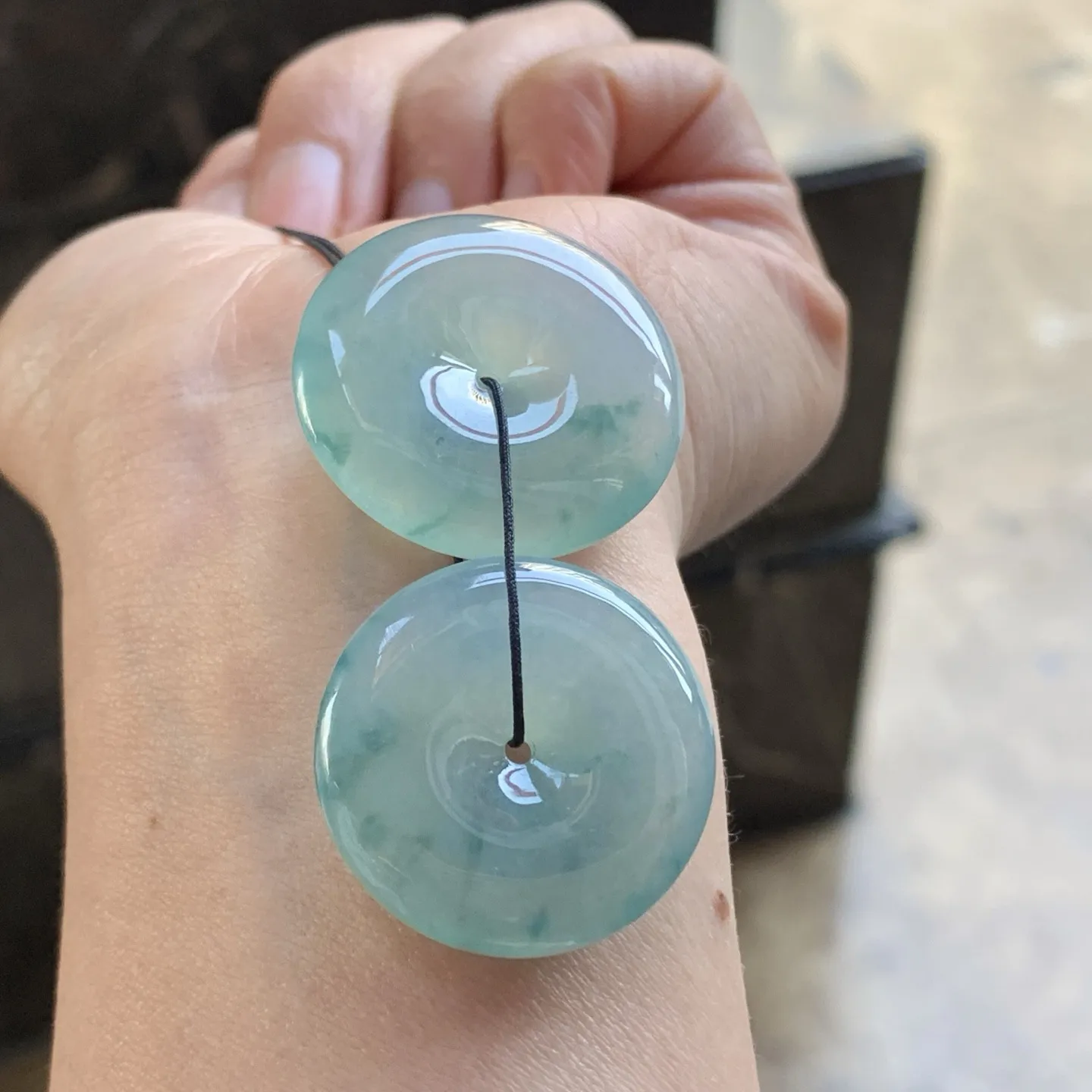 蓝花平安扣
尺寸：27.8-5.9mm26-5.6mm
一对 平安顺遂