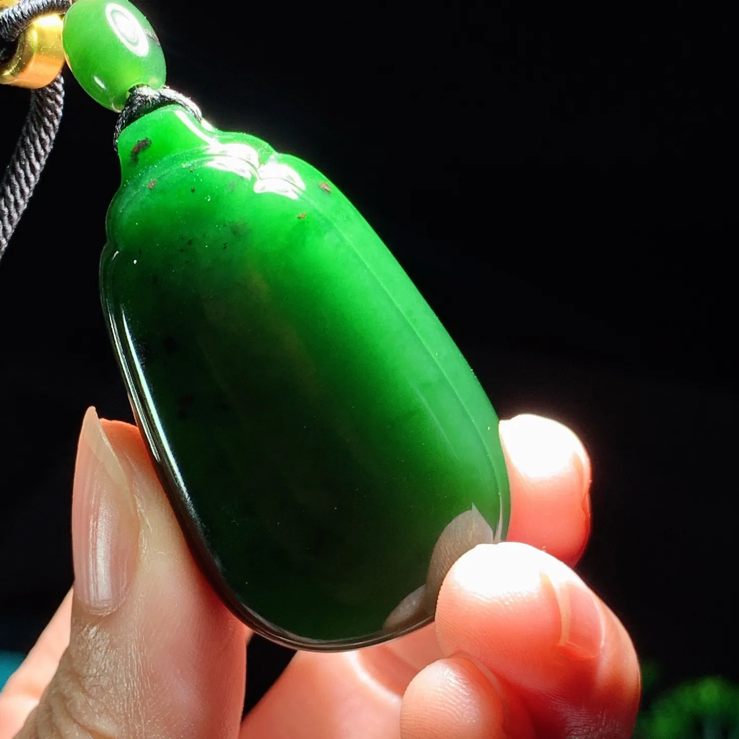 和田玉菠菜绿红皮料俄罗斯碧玉平安无事牌挂件。尺寸47/27/14重41克 玉质细腻油润 底色纯净 脂粉好，品质好。lt250112