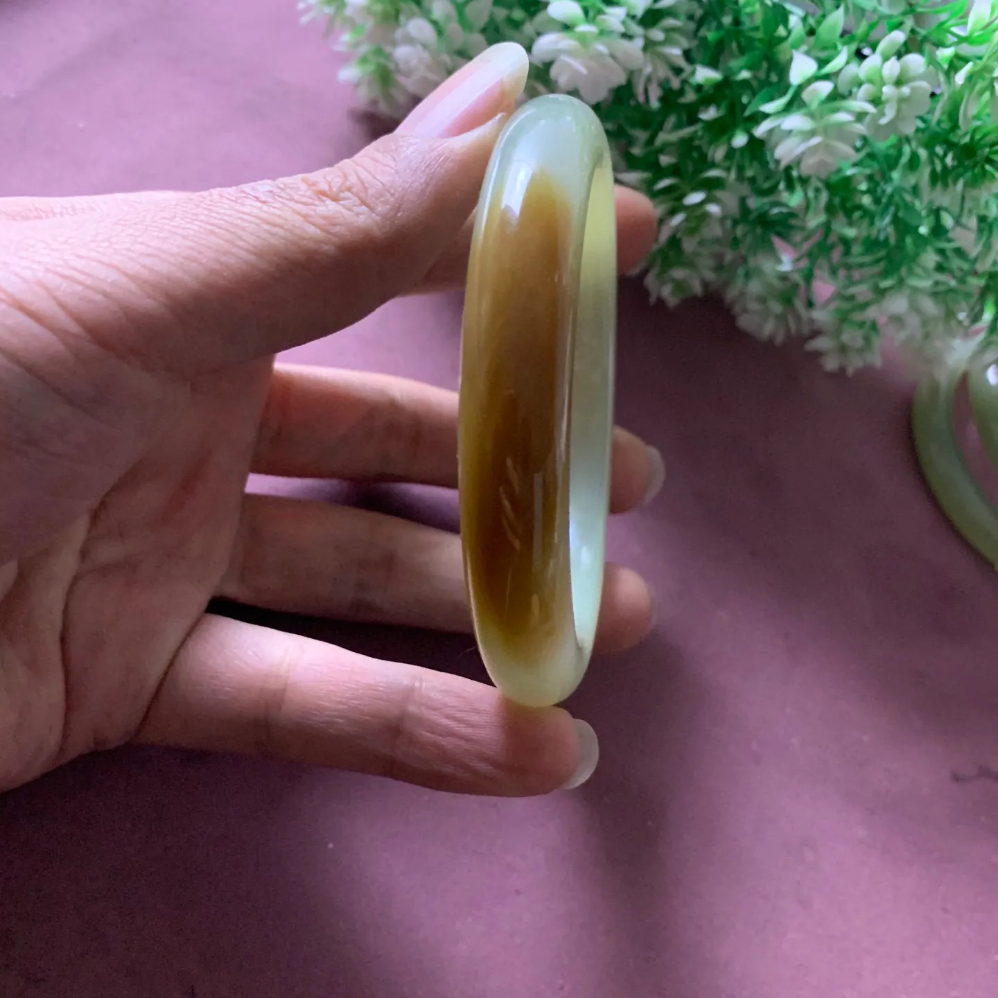 收藏款，和田玉62圈口且末糖料手镯【挽间柔情】，高冰晴水手镯，镯型古朴典雅。在诗情画意的雨巷相遇，你