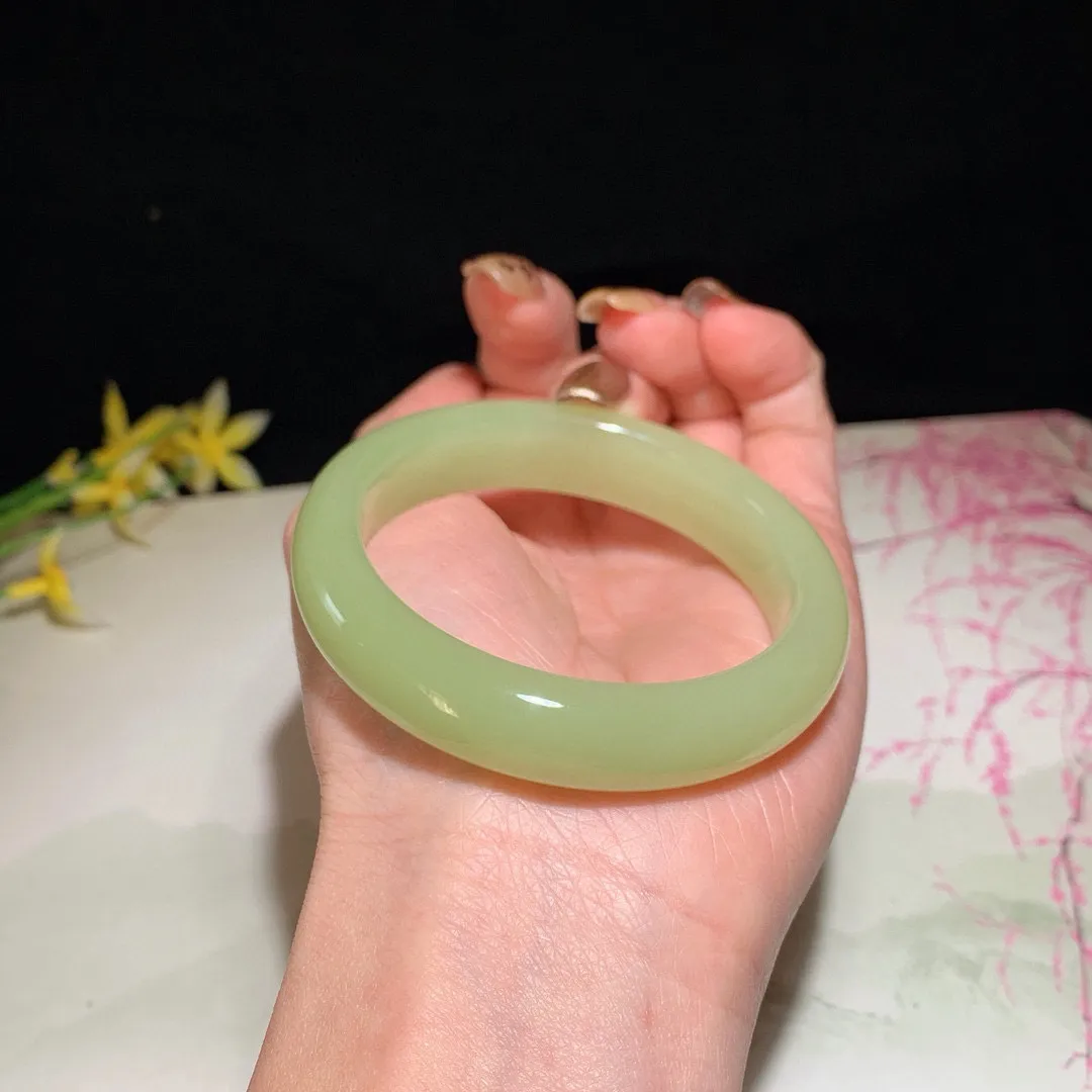 和田玉52圈口黄口料手镯！玉质细腻油润 底色纯净 无裂无杂 脂粉好，品质好！