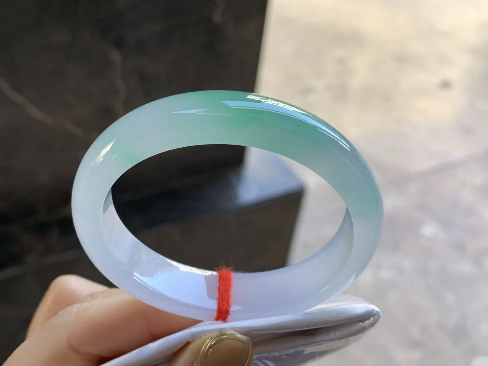 冰种带色贵妃镯
尺寸：53.5-13.2-7.8mm
种老肉细 正圈51 52可以带