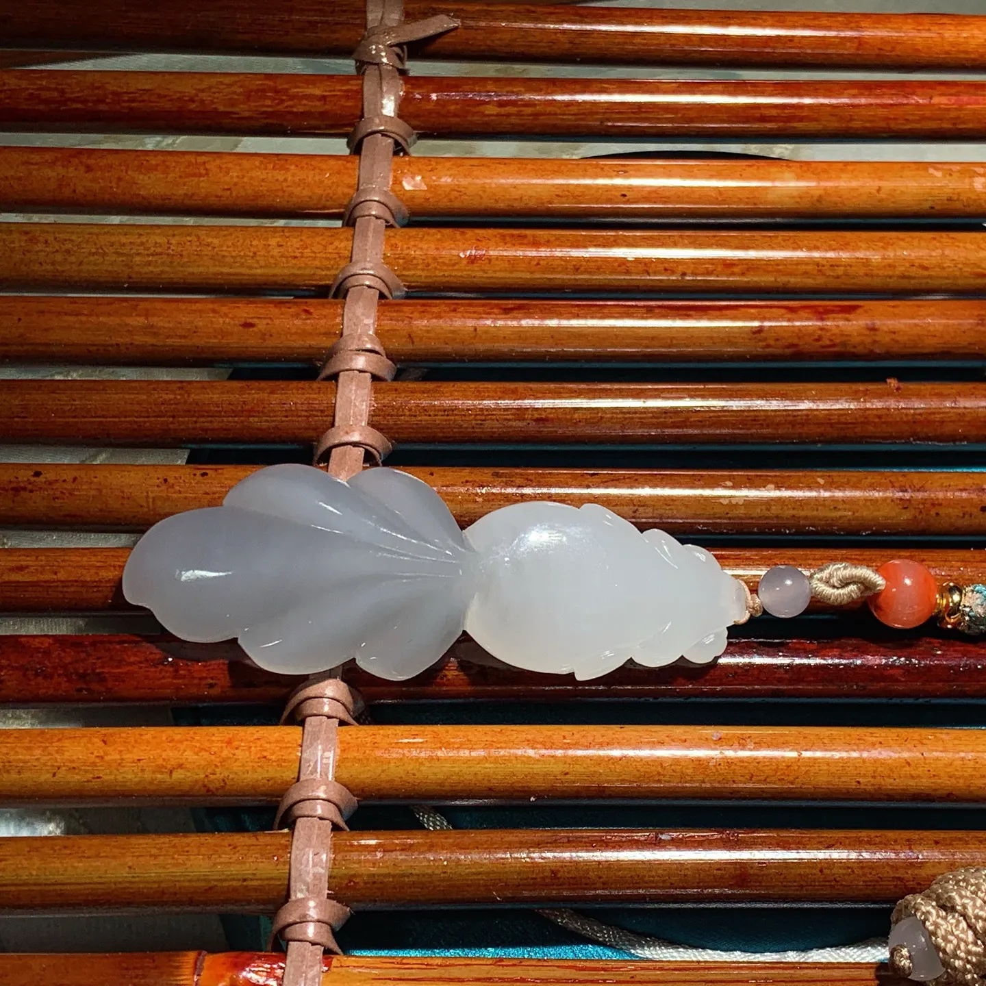 和田玉紫罗兰金玉满堂鱼挂件。尺寸60/20/9重18克 玉质细腻油润 底色纯净 脂粉好，品质好。lt260112