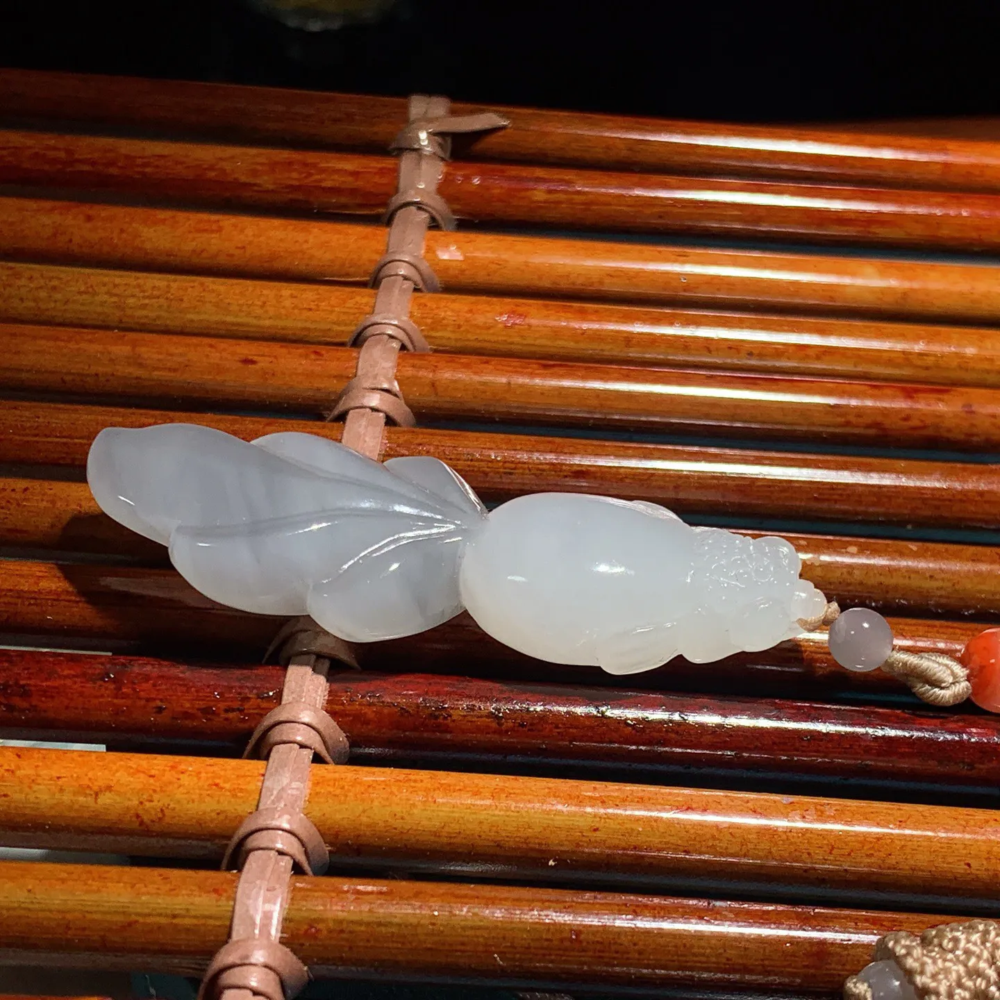 和田玉紫罗兰金玉满堂鱼挂件。尺寸60/20/9重18克 玉质细腻油润 底色纯净 脂粉好，品质好。lt260112