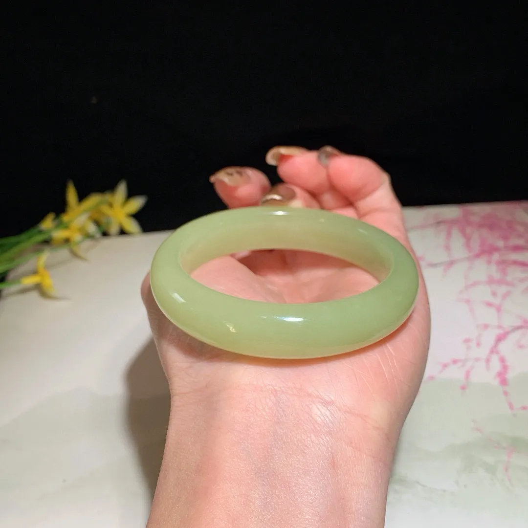 和田玉52圈口黄口料手镯！玉质细腻油润 底色纯净 无裂无杂 脂粉好，品质好！