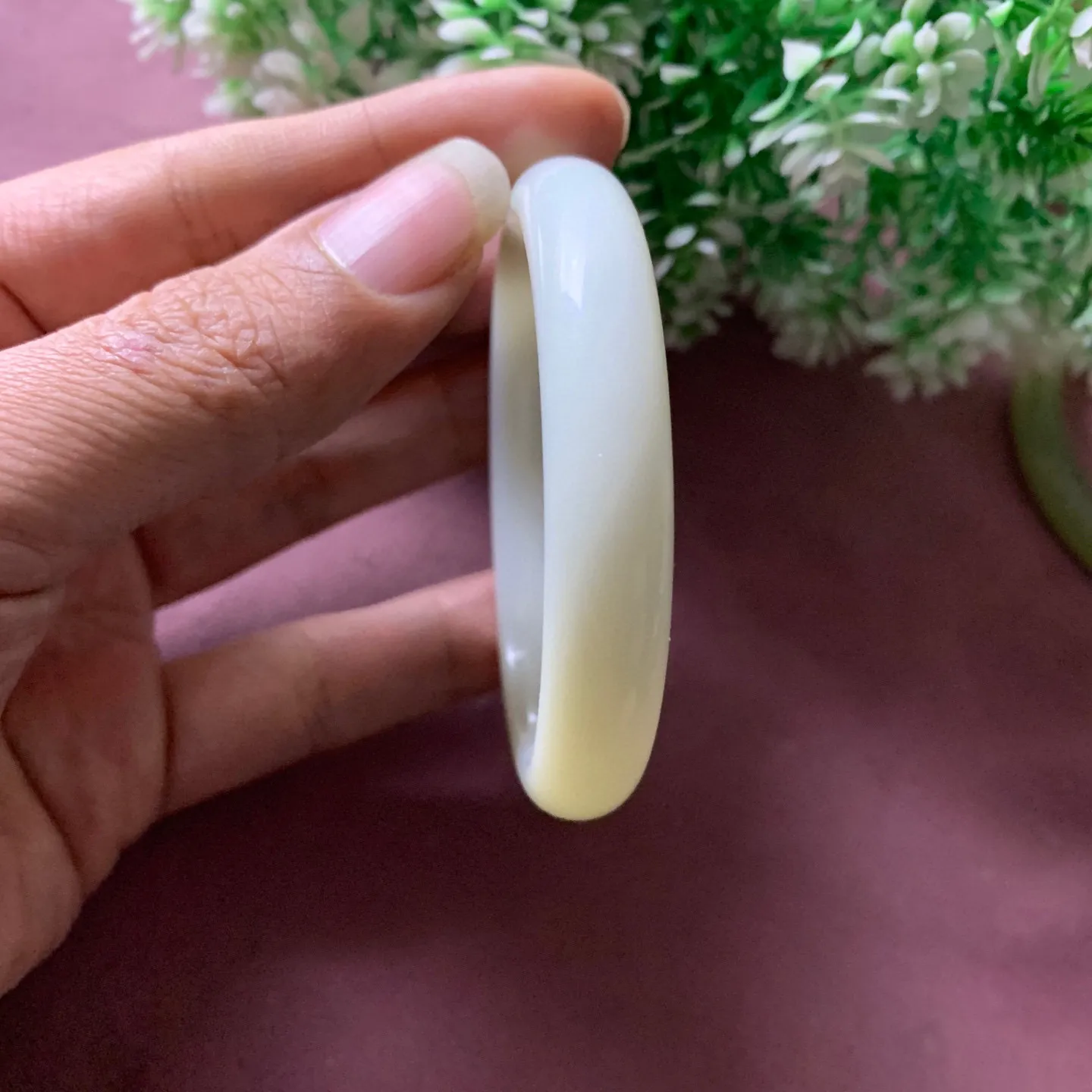 和田玉54圈口白玉手镯【挽间柔情】，高冰晴水手镯，镯型古朴典雅。在诗情画意的雨巷相遇，你是我腕间的一抹风情，有你眸有深情.清风荡漾湖间静水，我愿俯身低眉，在烟波涟漪处寻