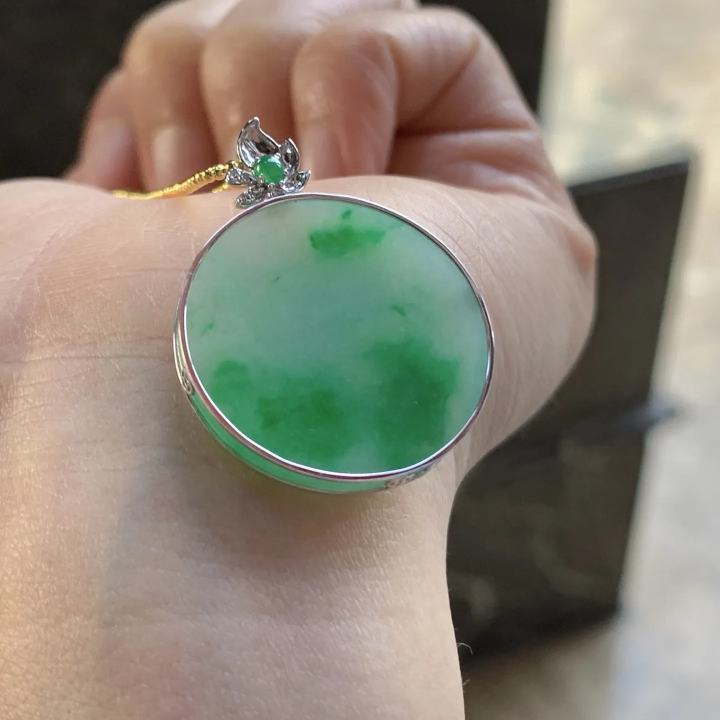 金镶嵌绿色圆牌^_^鲜艳