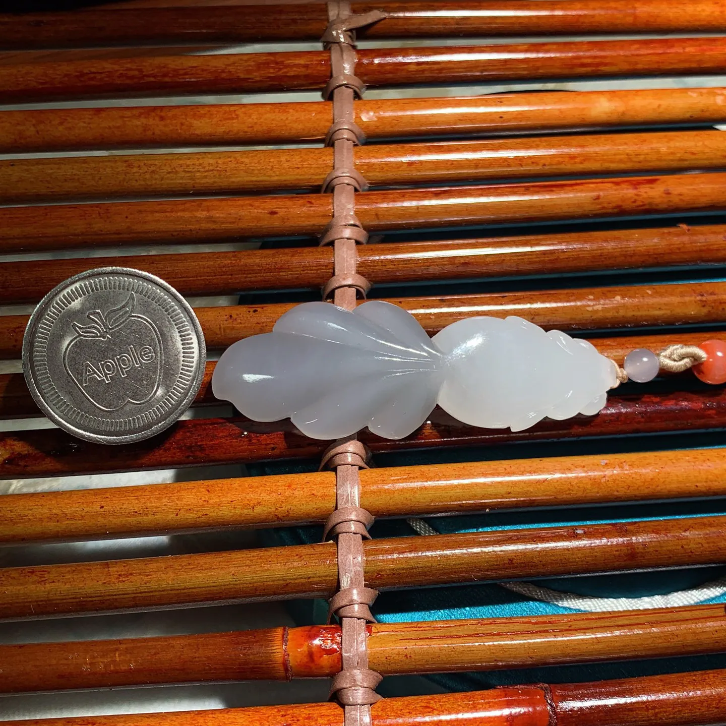 和田玉紫罗兰金玉满堂鱼挂件。尺寸60/20/9重18克 玉质细腻油润 底色纯净 脂粉好，品质好。lt260112