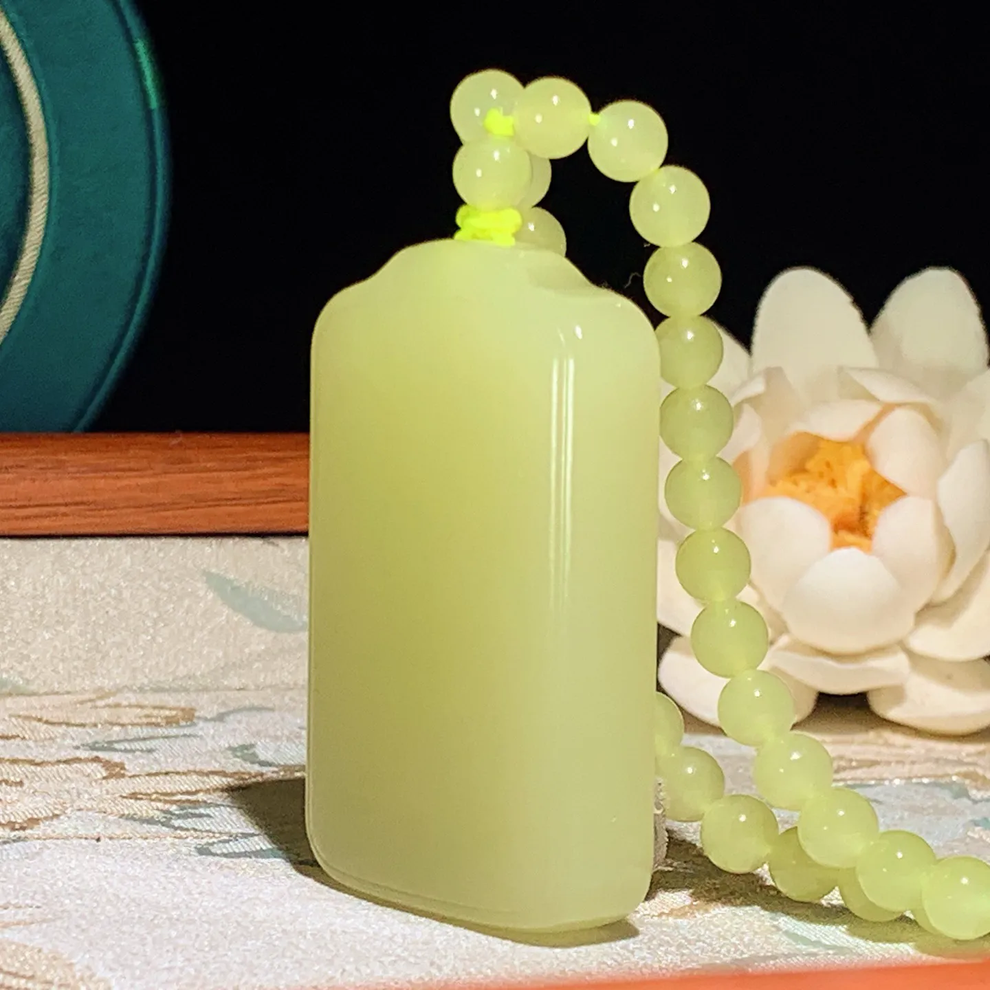 新疆和田玉若羌黄口料平安无事牌挂件。尺寸52/33/10重85.5克 玉质细腻油润 底色纯净 脂粉好