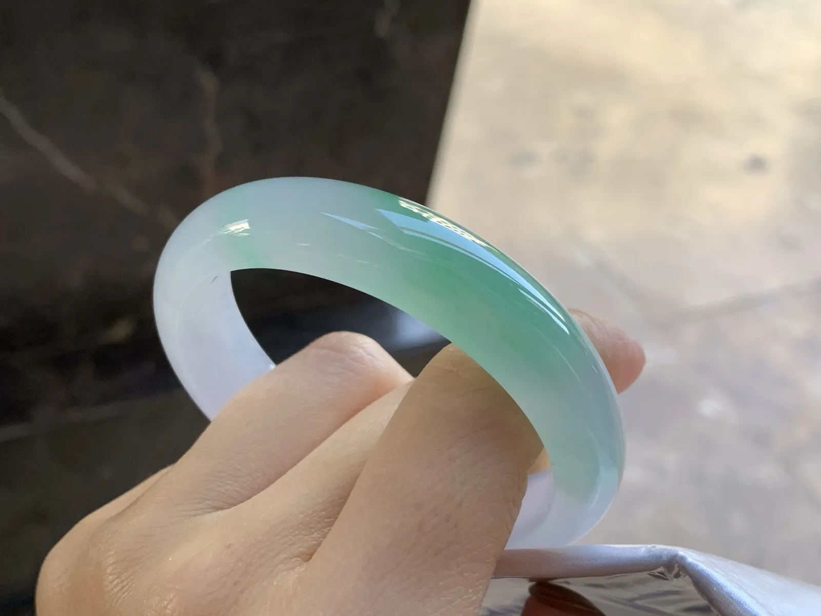 冰种带色贵妃镯
尺寸：53.5-13.2-7.8mm
种老肉细 正圈51 52可以带