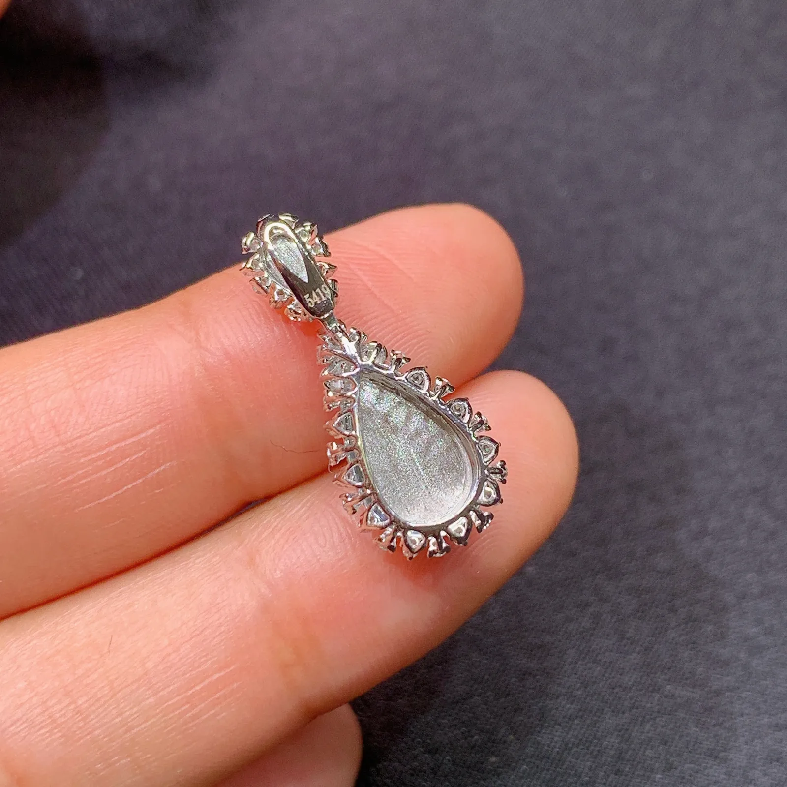 阳绿水滴吊坠，18k金镶嵌，冰润色阳，玉质细腻，种水足，Fj 尺寸22.9*9.8*7.1