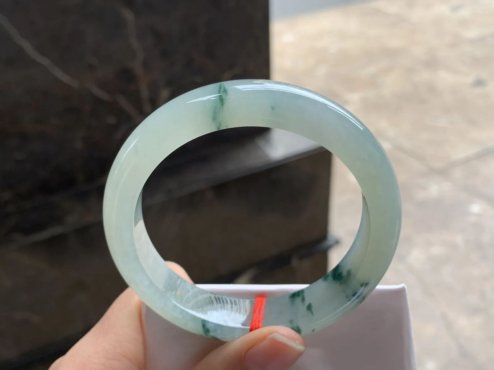 56.5-12.8-8.6

蓝花手镯^_^玉质温润