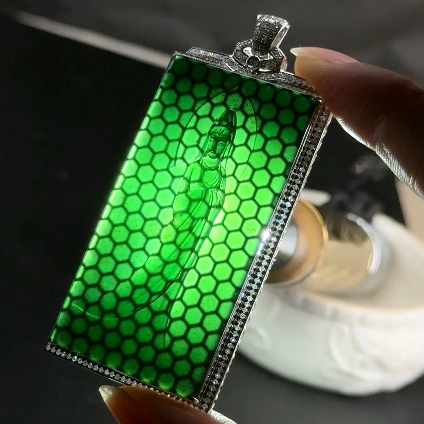 精品墨翠站观音 种好色正 黑度极好 打灯通透 油性十足  尺寸71.1