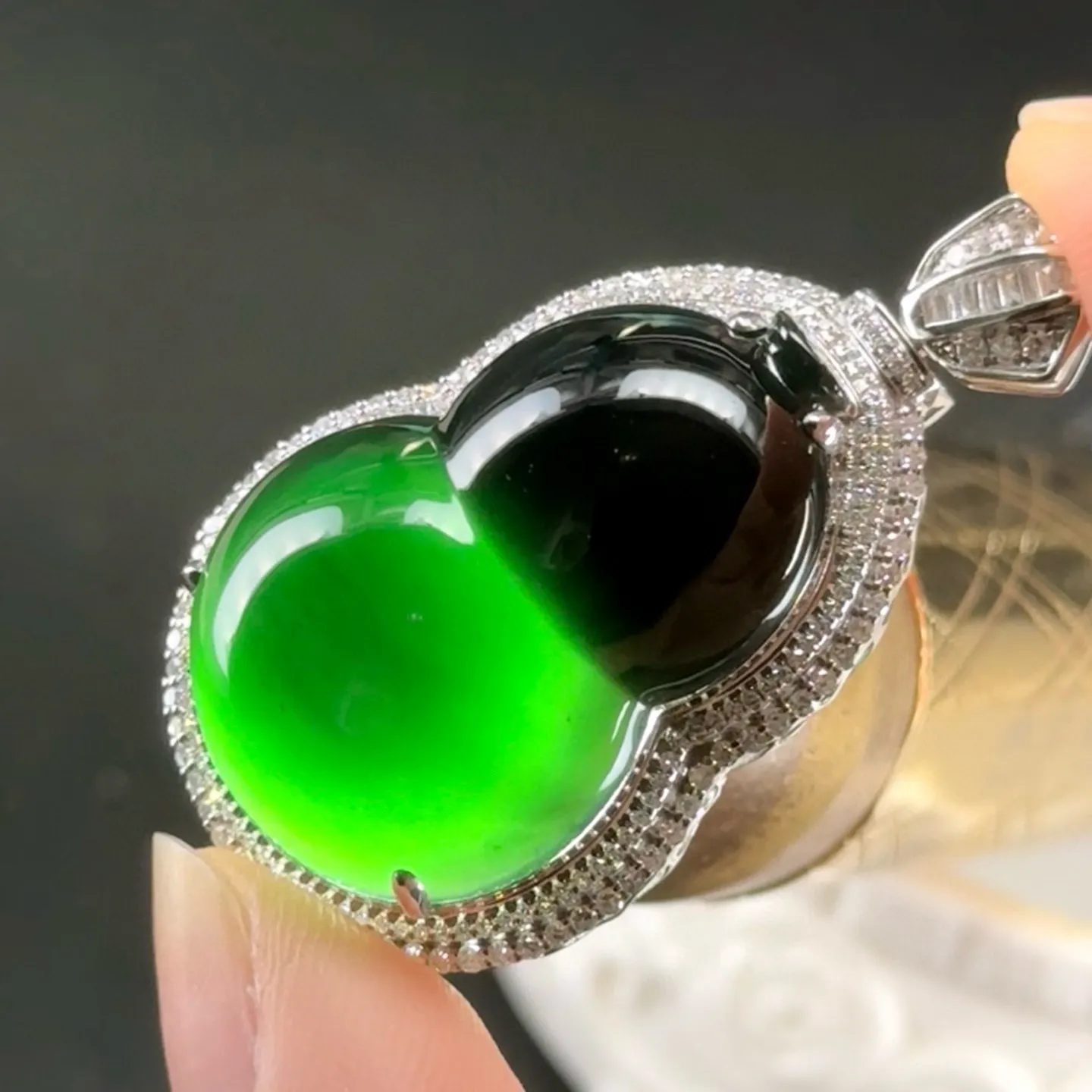 精品18k墨翠葫芦吊坠 种好色正 黑度极好 打灯通透 油性十足 尺寸41.9