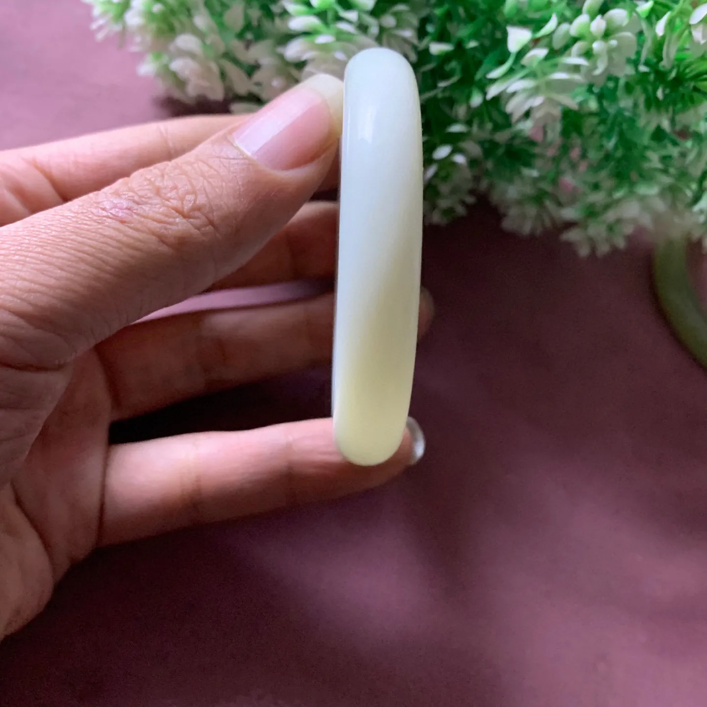 和田玉54圈口白玉手镯【挽间柔情】，高冰晴水手镯，镯型古朴典雅。在诗情画意的雨巷相遇，你是我腕间的一抹风情，有你眸有深情.清风荡漾湖间静水，我愿俯身低眉，在烟波涟漪处寻