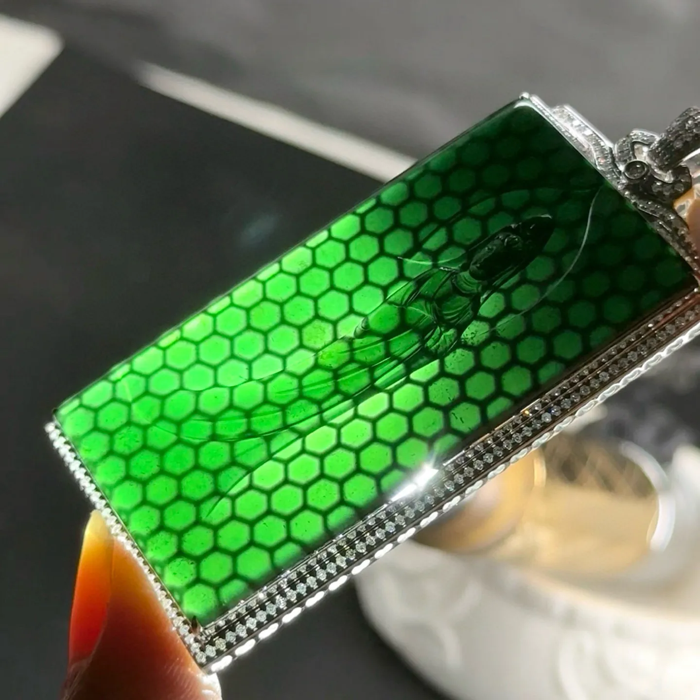 精品墨翠站观音 种好色正 黑度极好 打灯通透 油性十足  尺寸71.1