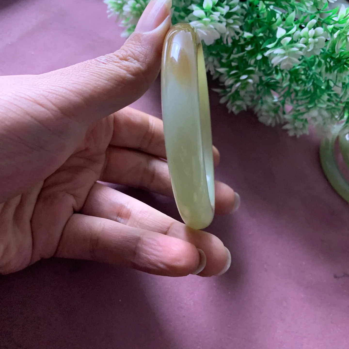 收藏款，和田玉62圈口且末糖料手镯【挽间柔情】，高冰晴水手镯，镯型古朴典雅。在诗情画意的雨巷相遇，你是我腕间的一抹风情，有你眸有深情.清风荡漾湖间静水，我愿俯身低眉，在烟波涟漪处寻