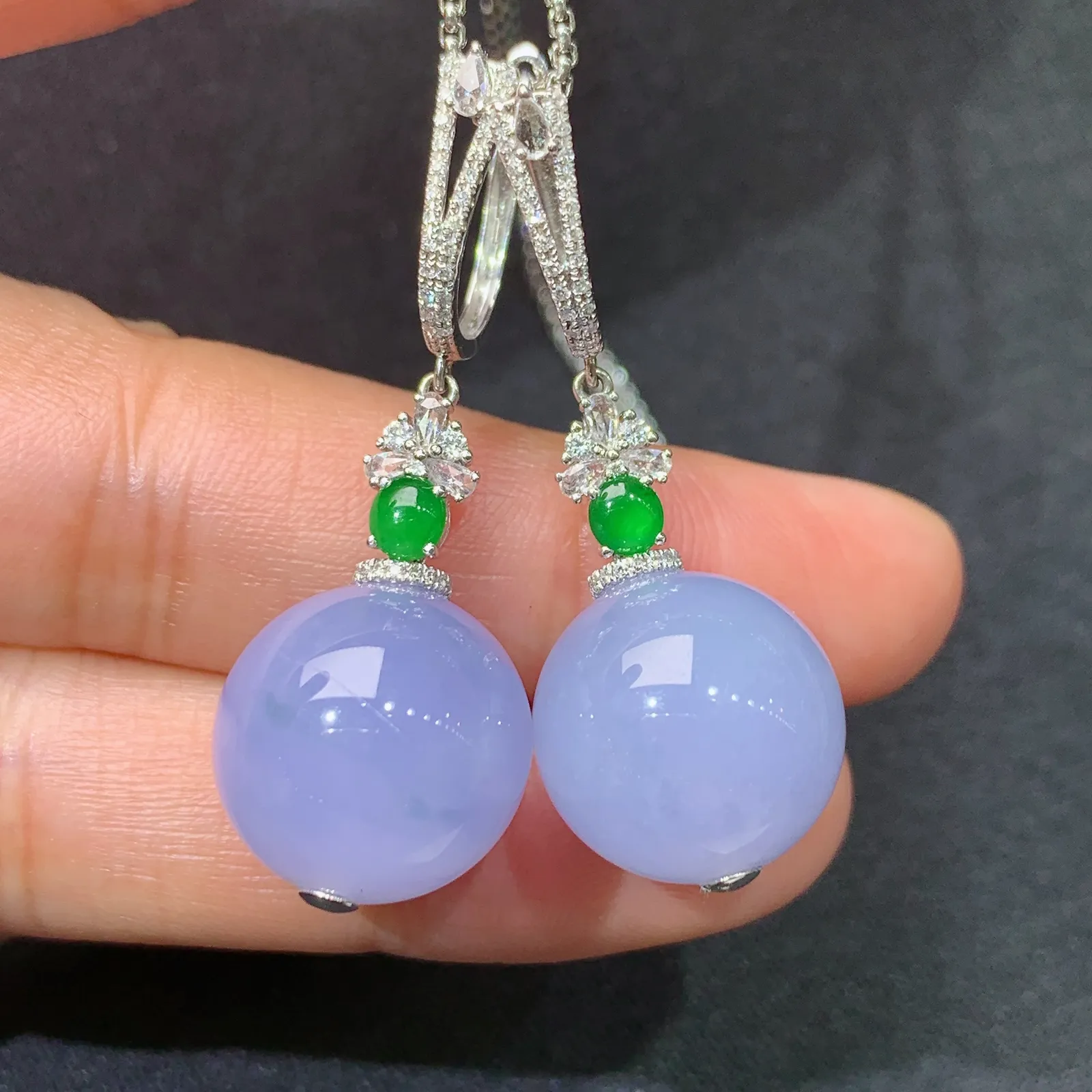 紫罗兰圆珠耳坠，18k金镶嵌，温润细腻，颜色鲜艳，Hl 直径14.2