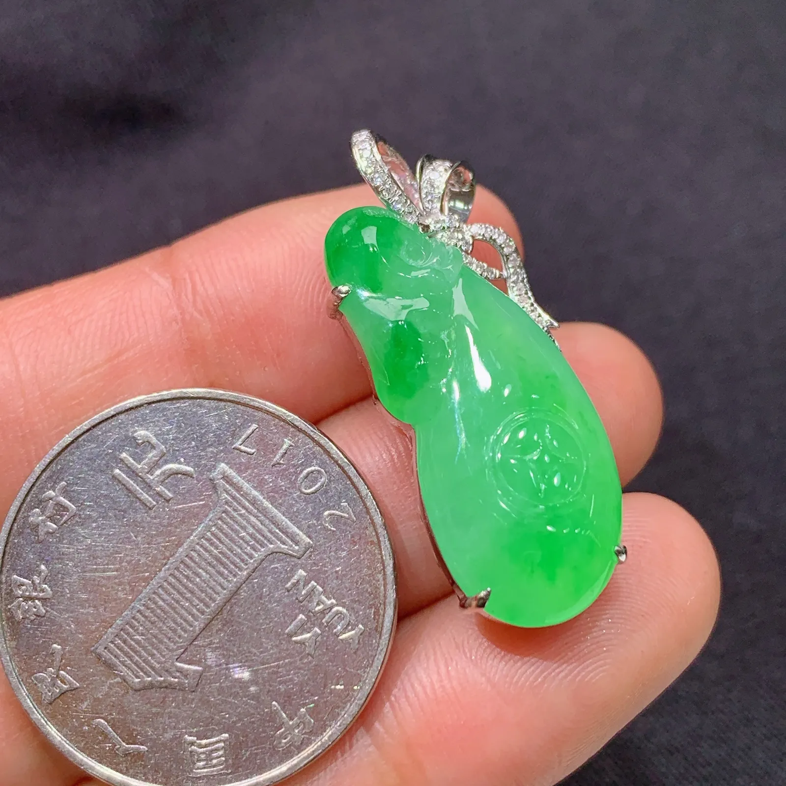 阳绿福袋吊坠，钱袋，18k金镶嵌，冰润色阳，玉质细腻，种水足，Fj 尺寸31.8*12.7*8.3