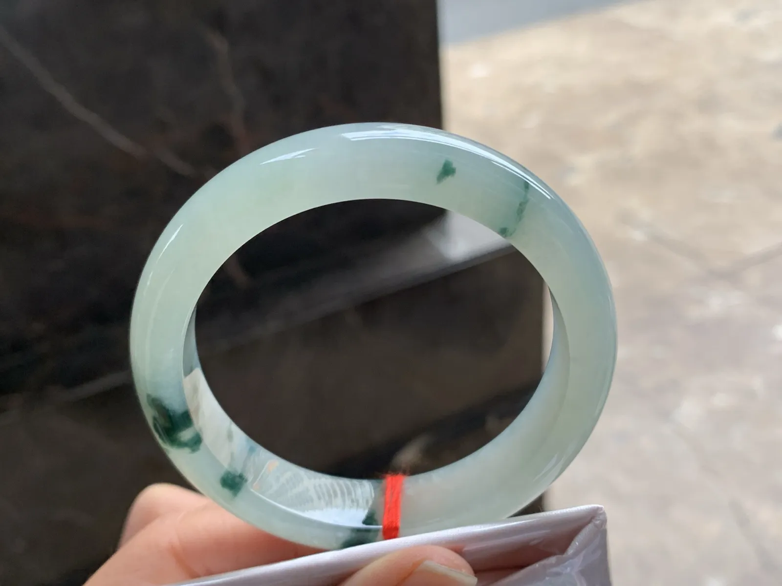 56.5-12.8-8.6

蓝花手镯^_^玉质温润