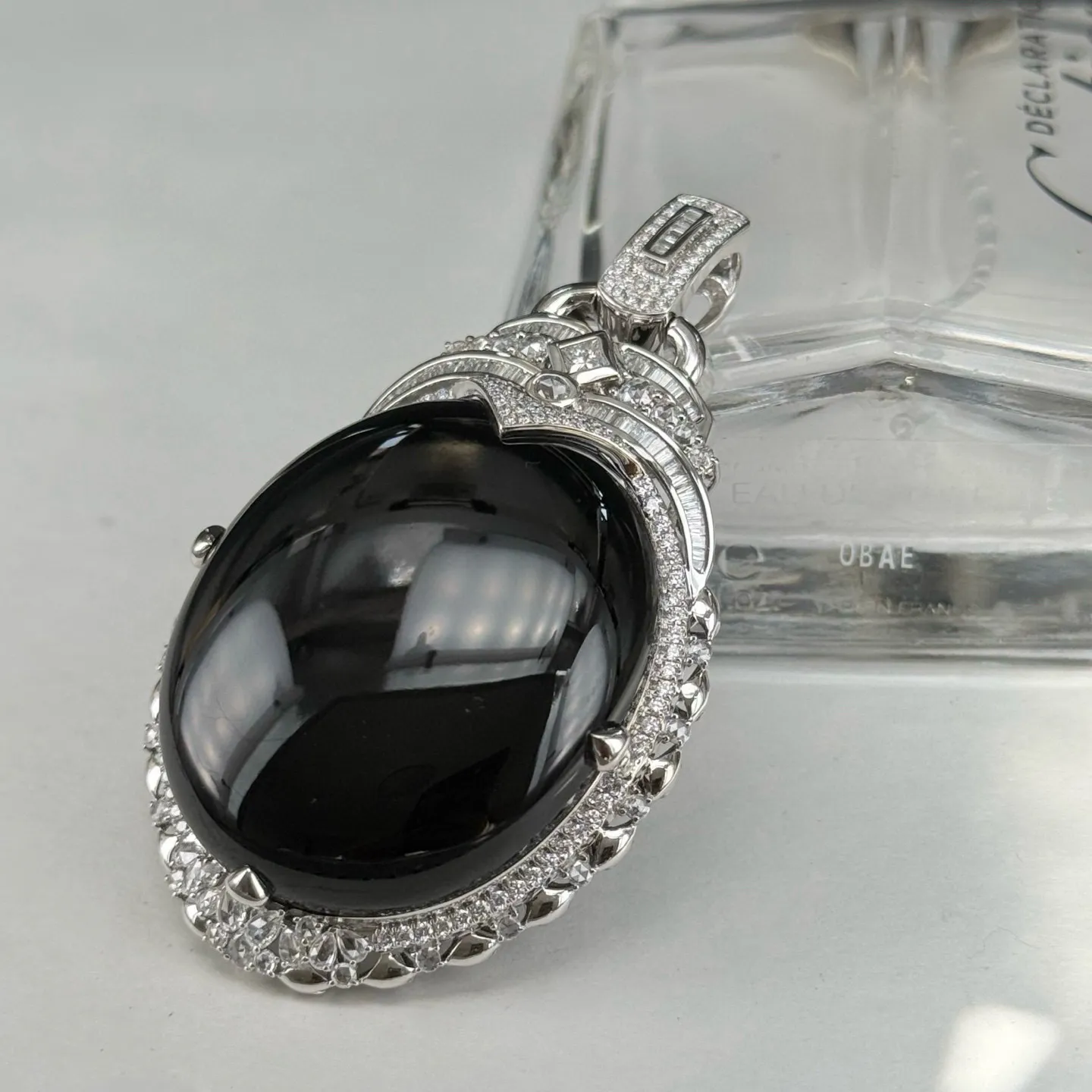 豪镶墨翠蛋面吊坠 种好色正 黑度极好 打灯通透 油性十足 尺寸62.3