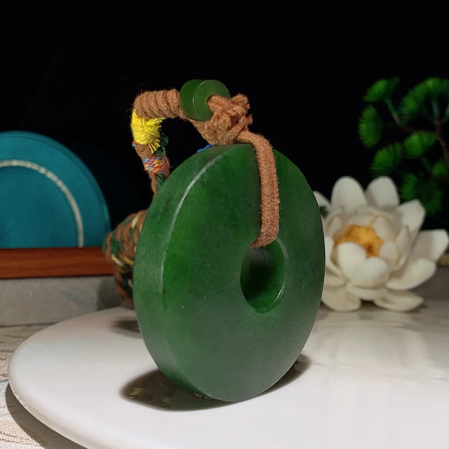 和田玉菠菜绿俄罗斯碧玉平安扣挂件。尺寸50/13重69.5克 玉质细腻油润 底色纯净 脂粉好，品质好。lt250112