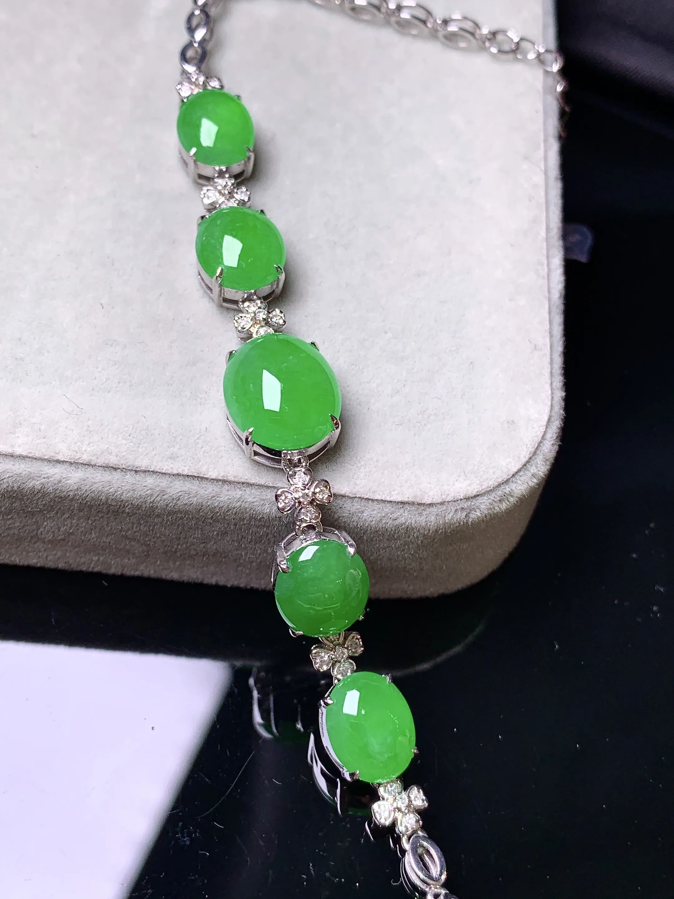 18k金钻镶嵌满绿蛋面手链 玉质细腻 色泽艳丽清新 整体尺寸73*9*5.8