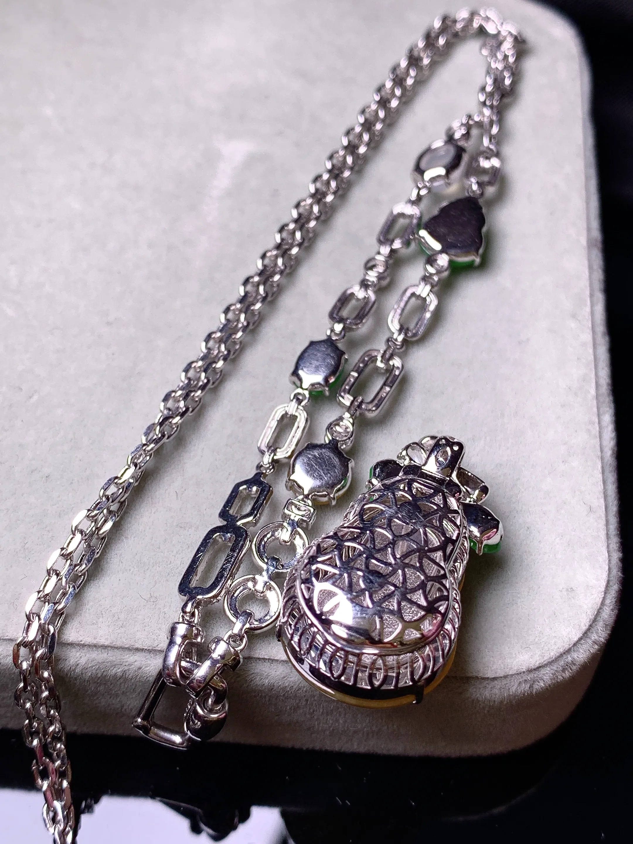 18k金钻镶嵌可分拆黄翡葫芦多用项链吊坠 玉质细腻 色泽艳丽清新 整体尺寸26.8*13.8*10.3