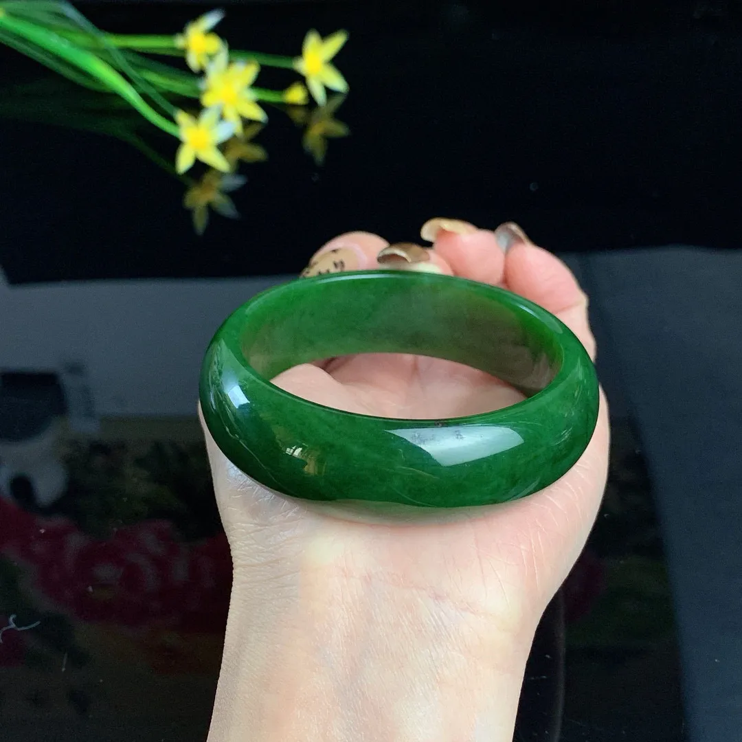 和田玉58.6圈口菠菜绿宽版碧玉手镯！圈口58.6宽19.5玉质细腻油润 底色纯净 无裂无棉 脂粉好