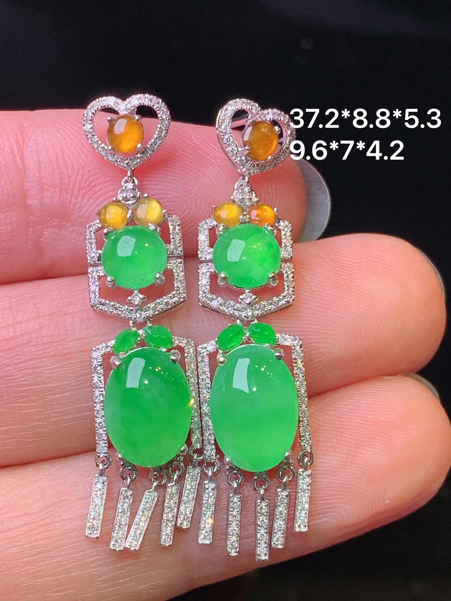 18k金钻镶嵌满绿蛋面耳坠 玉质细腻 色泽艳丽清新 整体尺寸37.2*8.8*5.3