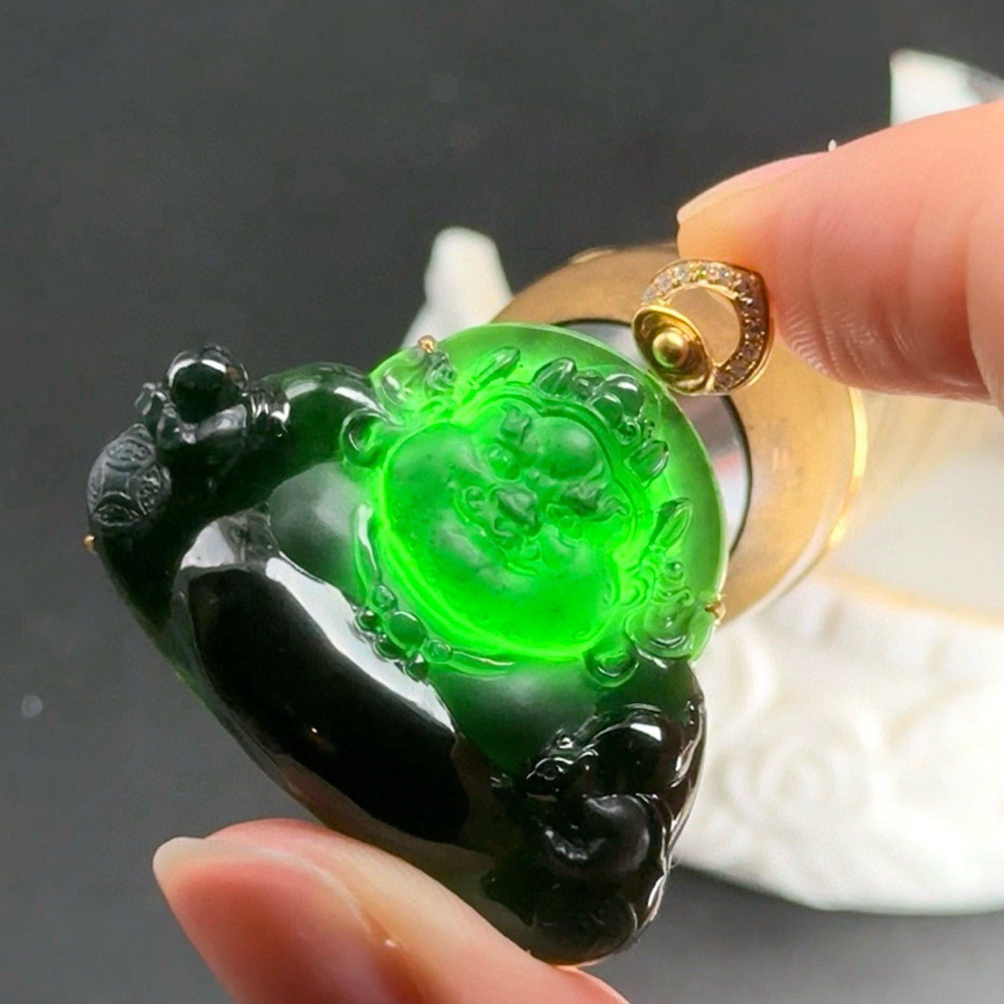 精品18k墨翠黄财神 种好色正 黑度极好 打灯通透 油性十足 尺寸34.1