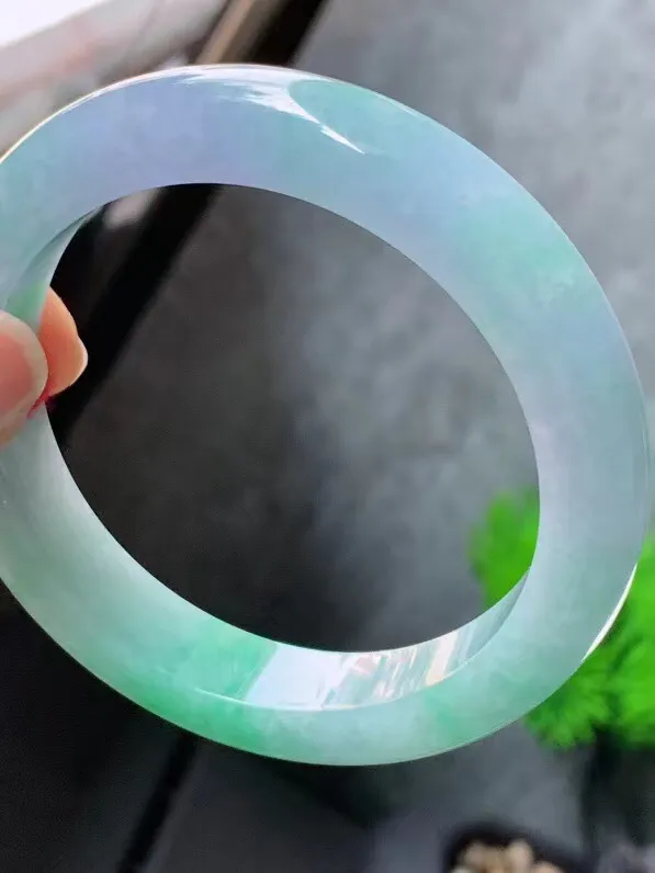 【翡翠名称】老种春彩飘绿55.8正圈口手镯
【翡翠尺寸】55.8/12.2/9mm适合55-57正圈口佩戴
【翡翠描述】宝贝种老水足，玉质细腻，色泽靓丽，性价比高，佩戴效果好！
【其它赠送】权威证书/精美挂绳盒子/支持全国复检