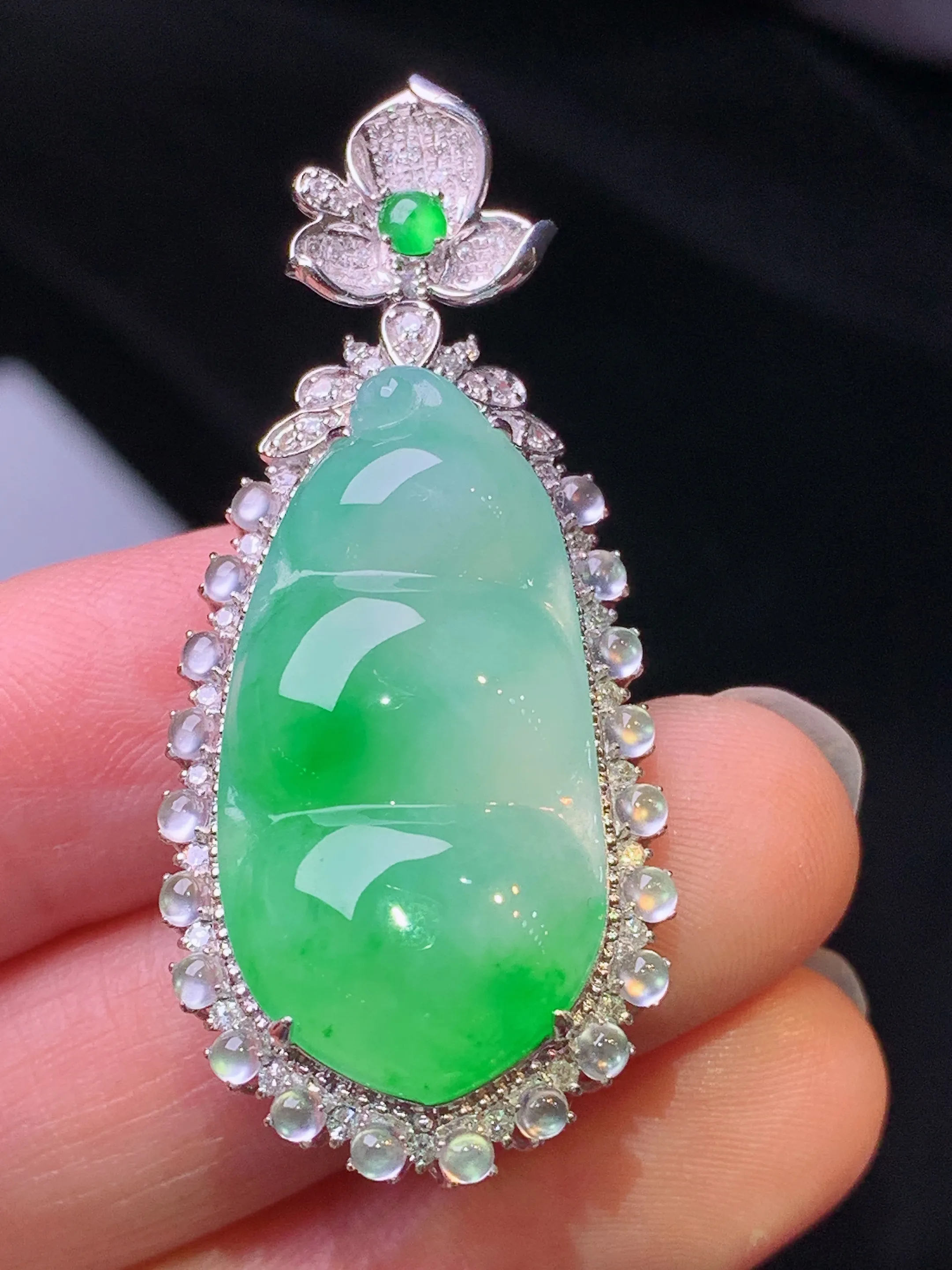 18k金钻镶嵌飘绿四季豆吊坠 玉质细腻 色泽艳丽清新 整体尺寸44.2*19.5*10.3