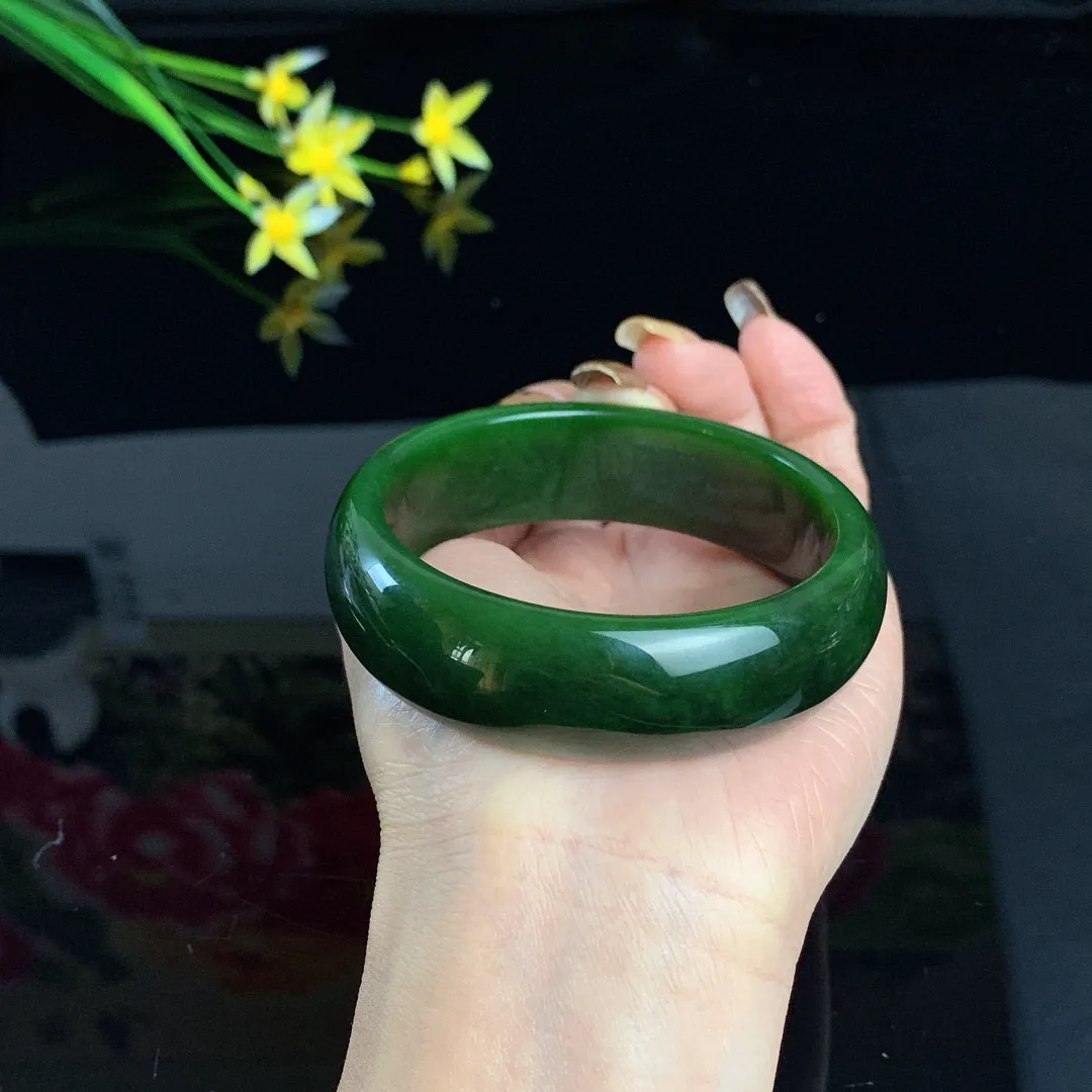 和田玉59.5圈口菠菜绿宽条碧玉手镯！玉质细腻油润 底色纯净 无裂无杂 脂粉好，品质高