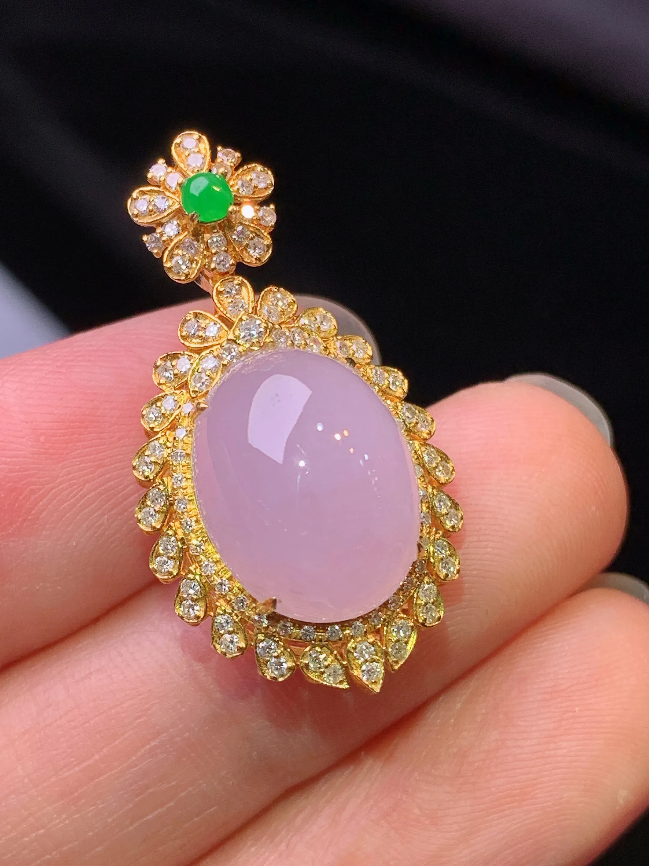 18k金钻镶嵌淡紫罗兰蛋面吊坠 玉质细腻 色泽艳丽清新 整体尺寸28.7*15.8*11