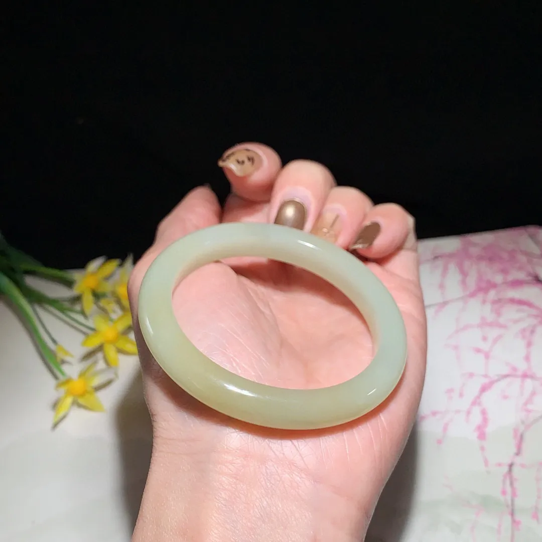和田玉52圈且末糖手镯！玉质细腻油润 底色纯净  无纹裂 脂粉好，品质高。