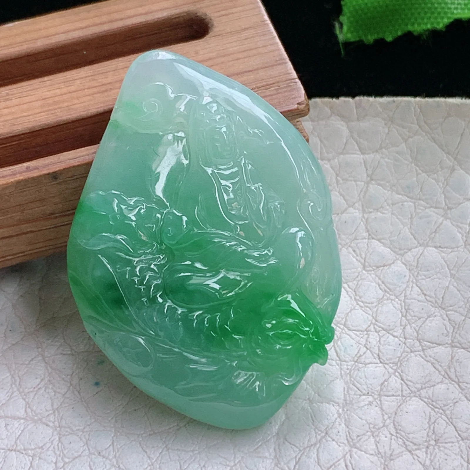 axm实拍36.2*25.5*5.3缅甸翡翠精雕飘绿御龙观音 玉观音玉吊坠