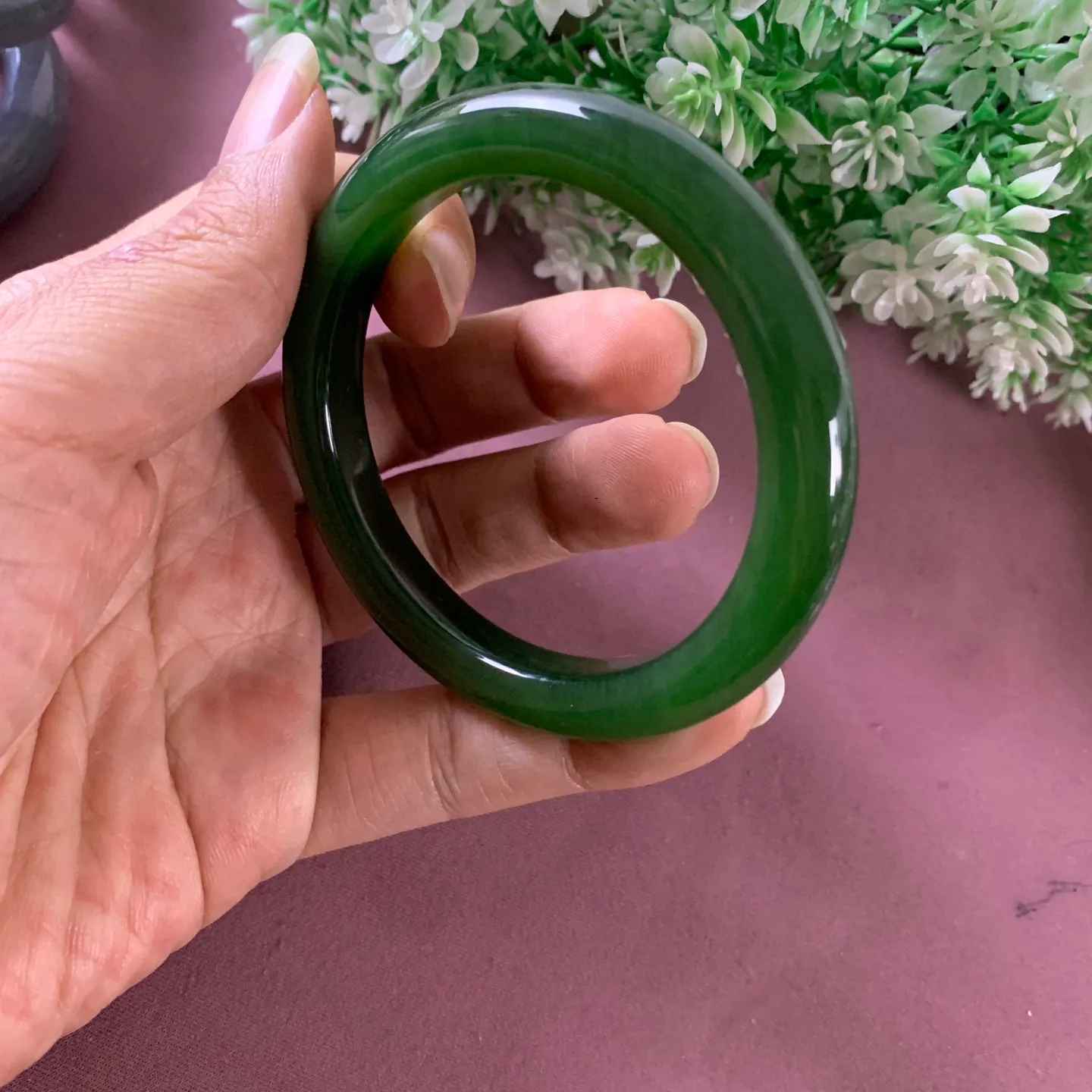 土豪款，和田玉56圈口碧玉阳绿色宽版手镯【挽间柔情】，镯型古朴典雅。在诗情画意的雨巷相遇，你是我腕间的一抹风情，有你眸有深情.清风荡漾湖间静水，我愿俯身低眉，在烟波涟漪处寻